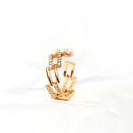 bague-maille-carree-zircons-olympe-bijoux-fond-blanc-froisse-debout-zoom