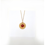 collier-mandala-rouge-olympe-bijoux-fond-blanc-presentoir