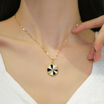 collier-mire-noir-blanc-olympe-bijoux-mannequin