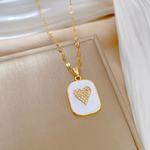 collier-coeur-blanc-or-olympe-bijoux-presentoir-beige