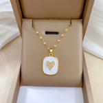 collier-coeur-blanc-or-olympe-bijoux-presentoir-beige2