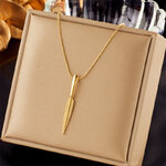 collier-pendentif-plume-olympe-bijoux-presentoir