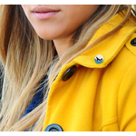 broche-pins-savez-les-oceans-olympe-bijoux-fond-manteau-jaune