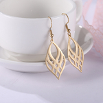 boucles-oreilles-plumes-croisees-olympe-bijoux-pose