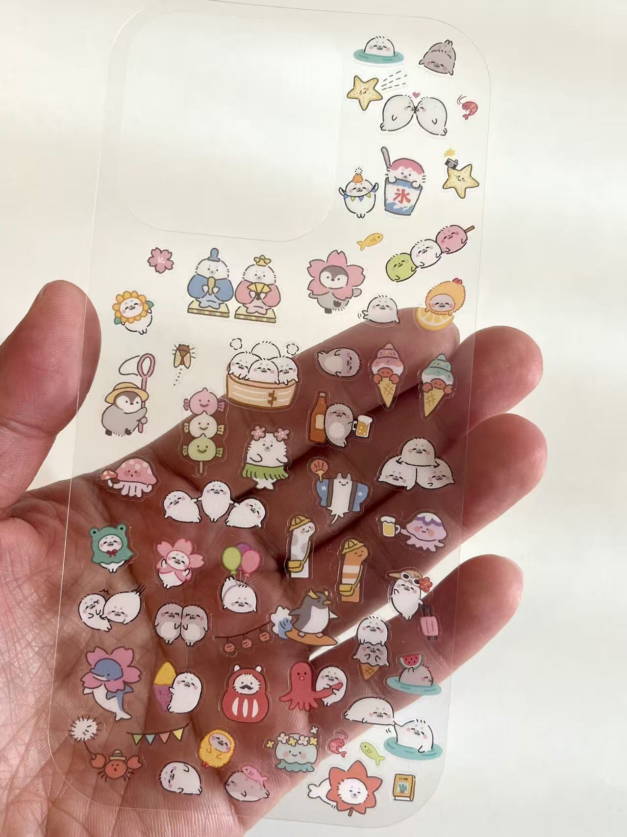 Carte décorative pour téléphone Faite Main – Modèle Summer Seal (iPhone 16 Pro)