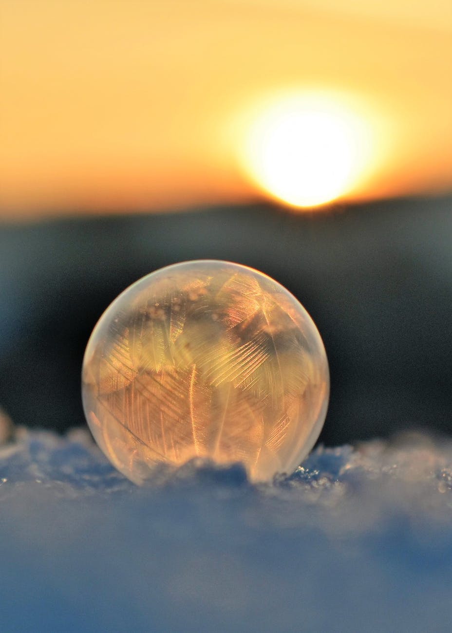 bulle de savon congele contre le ciel au coucher du soleil
