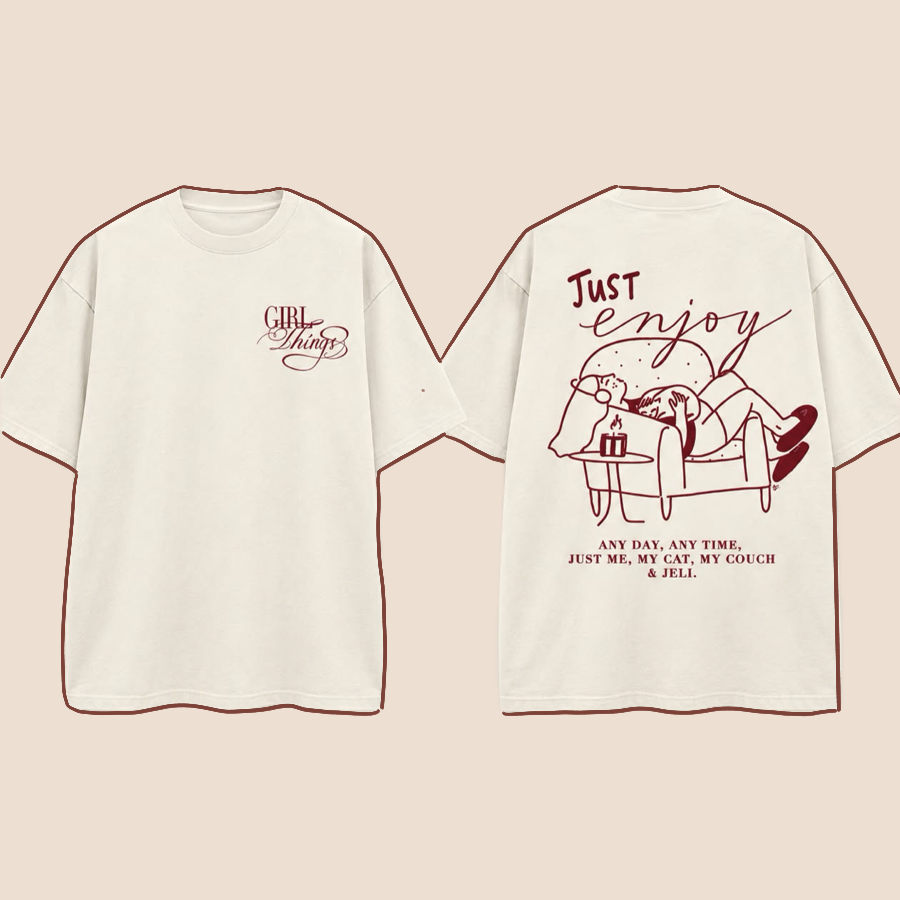 T-shirt Girl Things écru, vues de face et de dos, avec illustrations bordeaux