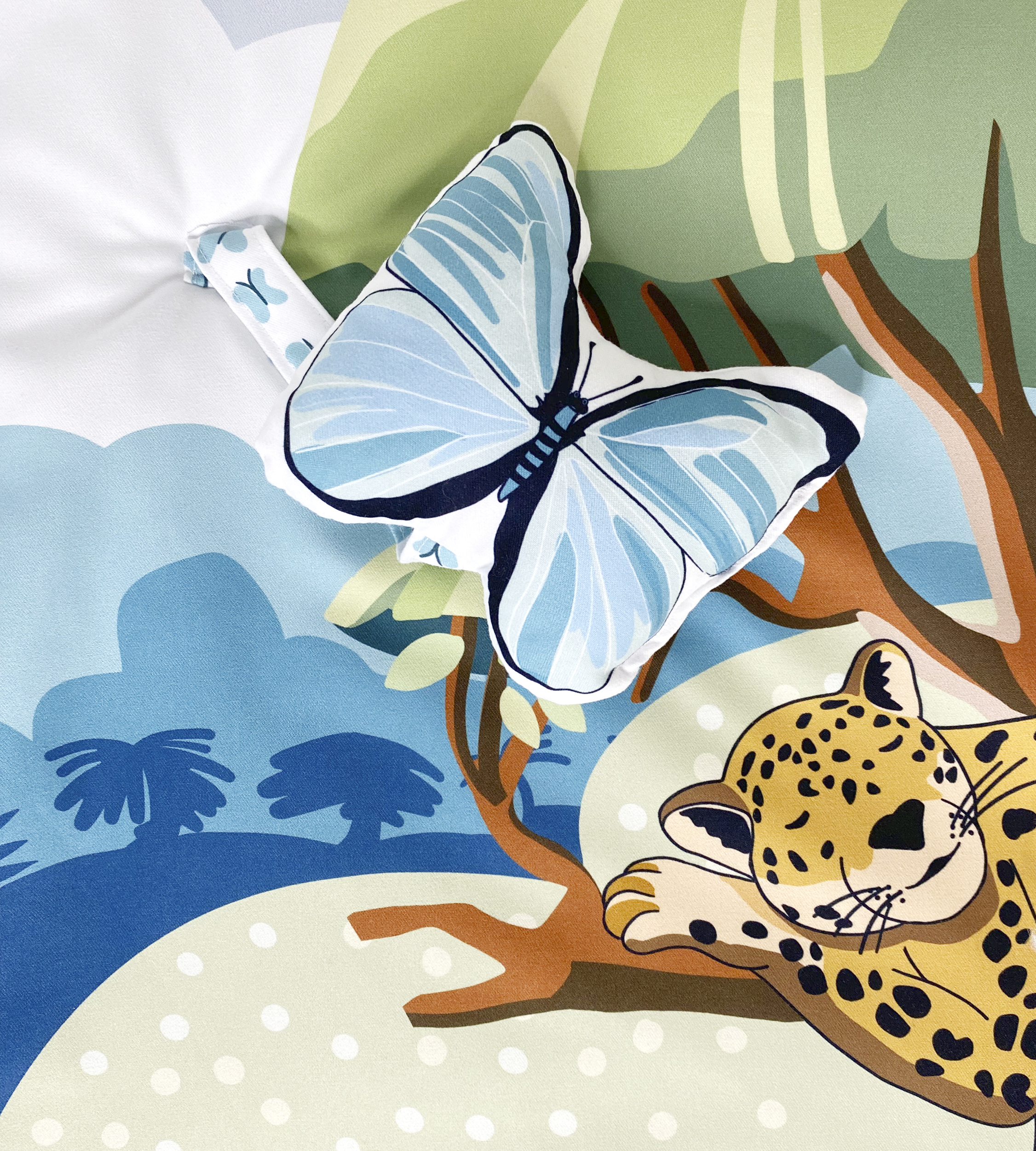 Papillon en tissu sur le tapis déveil Jungle