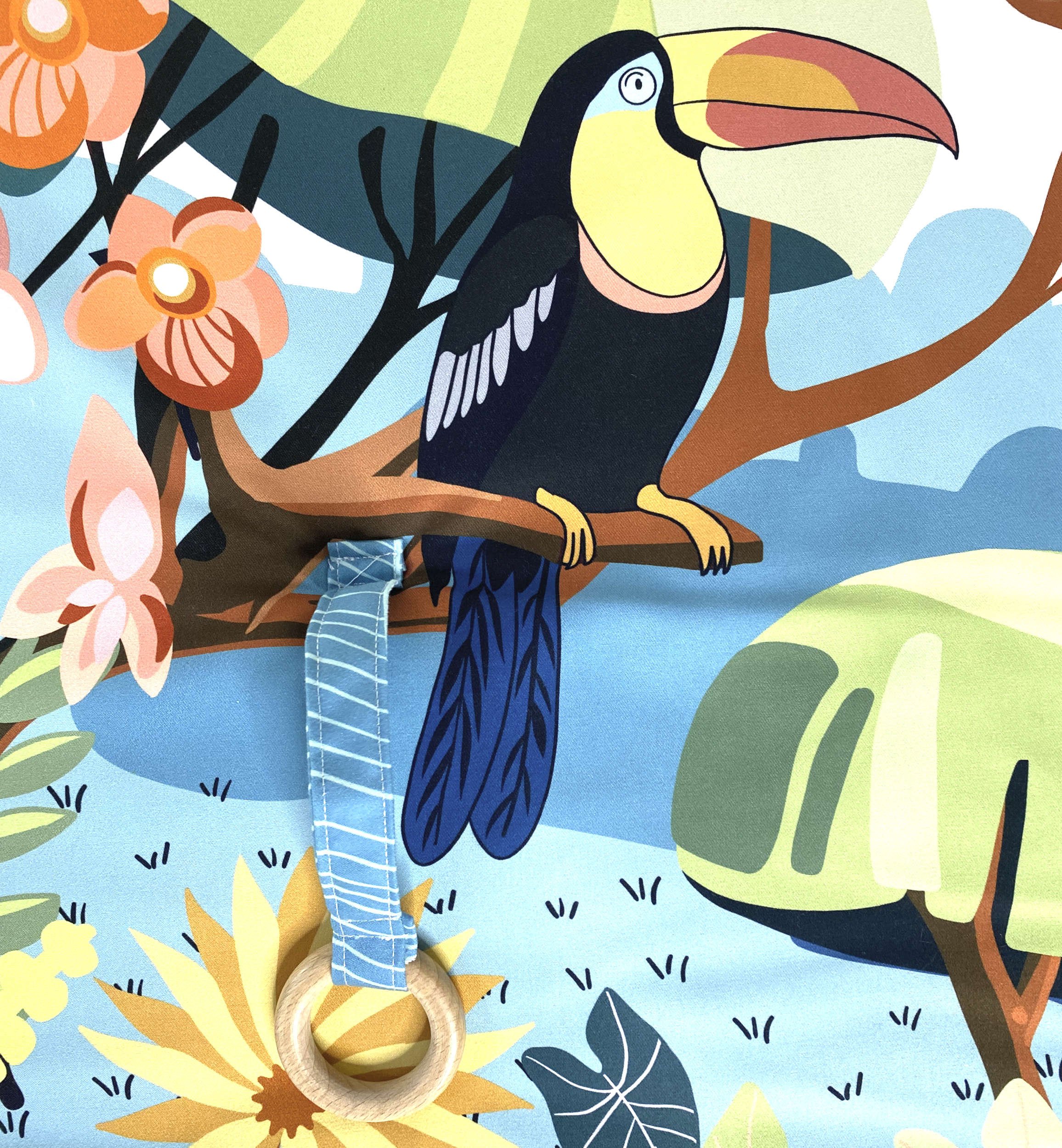 Anneau en bois cousu sur le tapis déveil Jungle