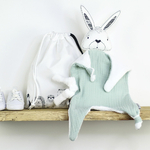 doudou-plat-lapin-vert-petit-bloom-