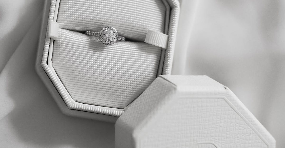 bague de fiancailles elegante dans un coffret en velours