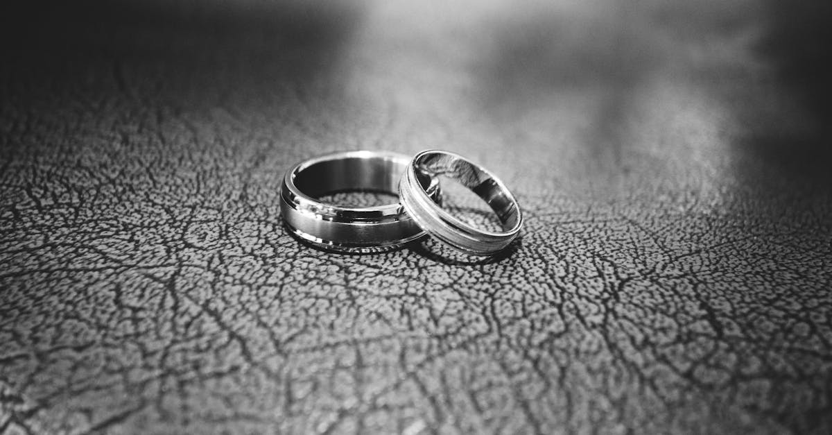gros plan de anneaux de mariage sur plancher
