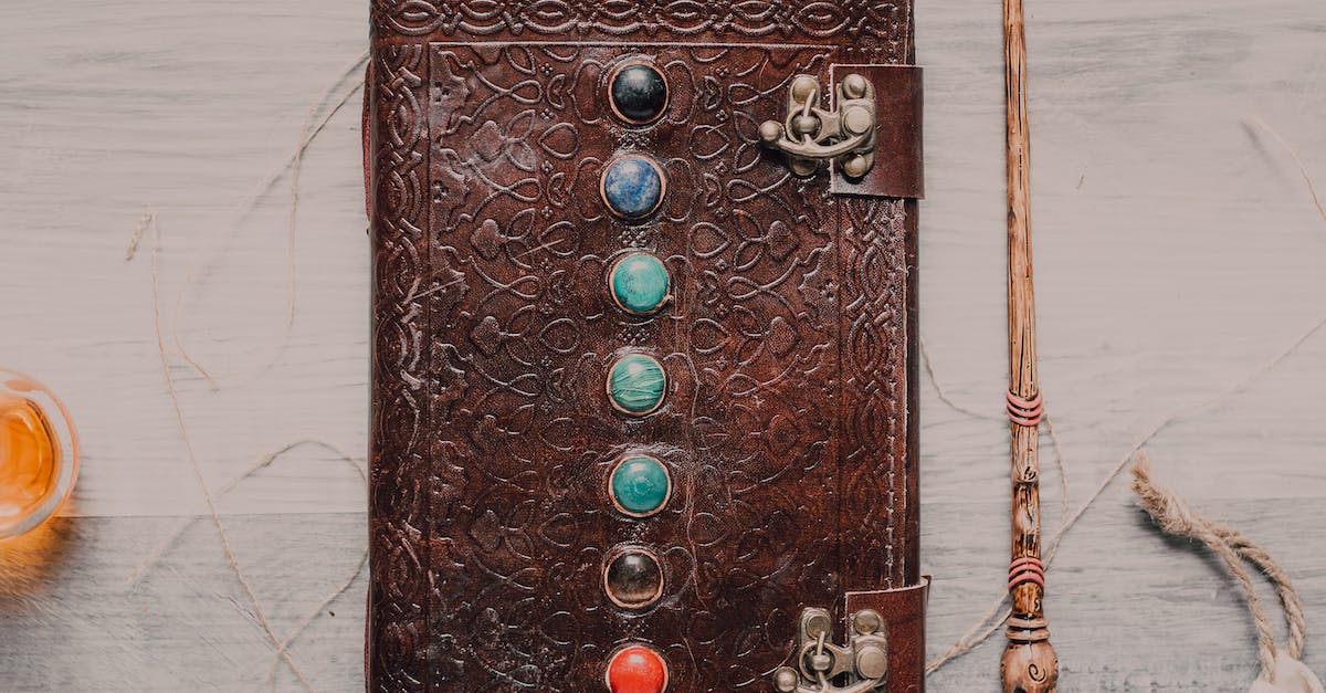 Livre De Pierre Des Sept Chakras à Côté De La Baguette Magique