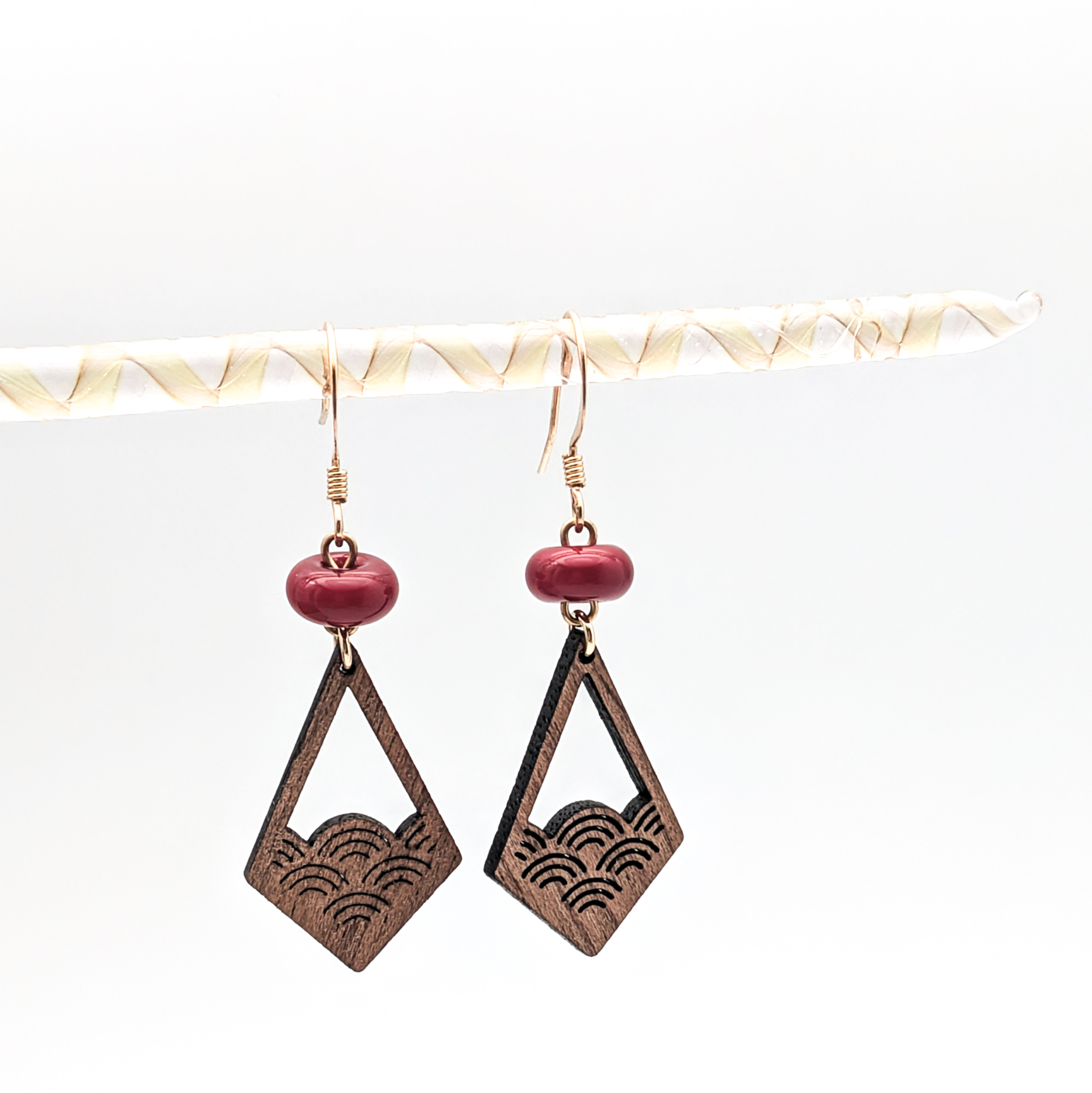 Boucles D'oreilles Rétro Rondes En Résine Rose Et Noire à Rayures