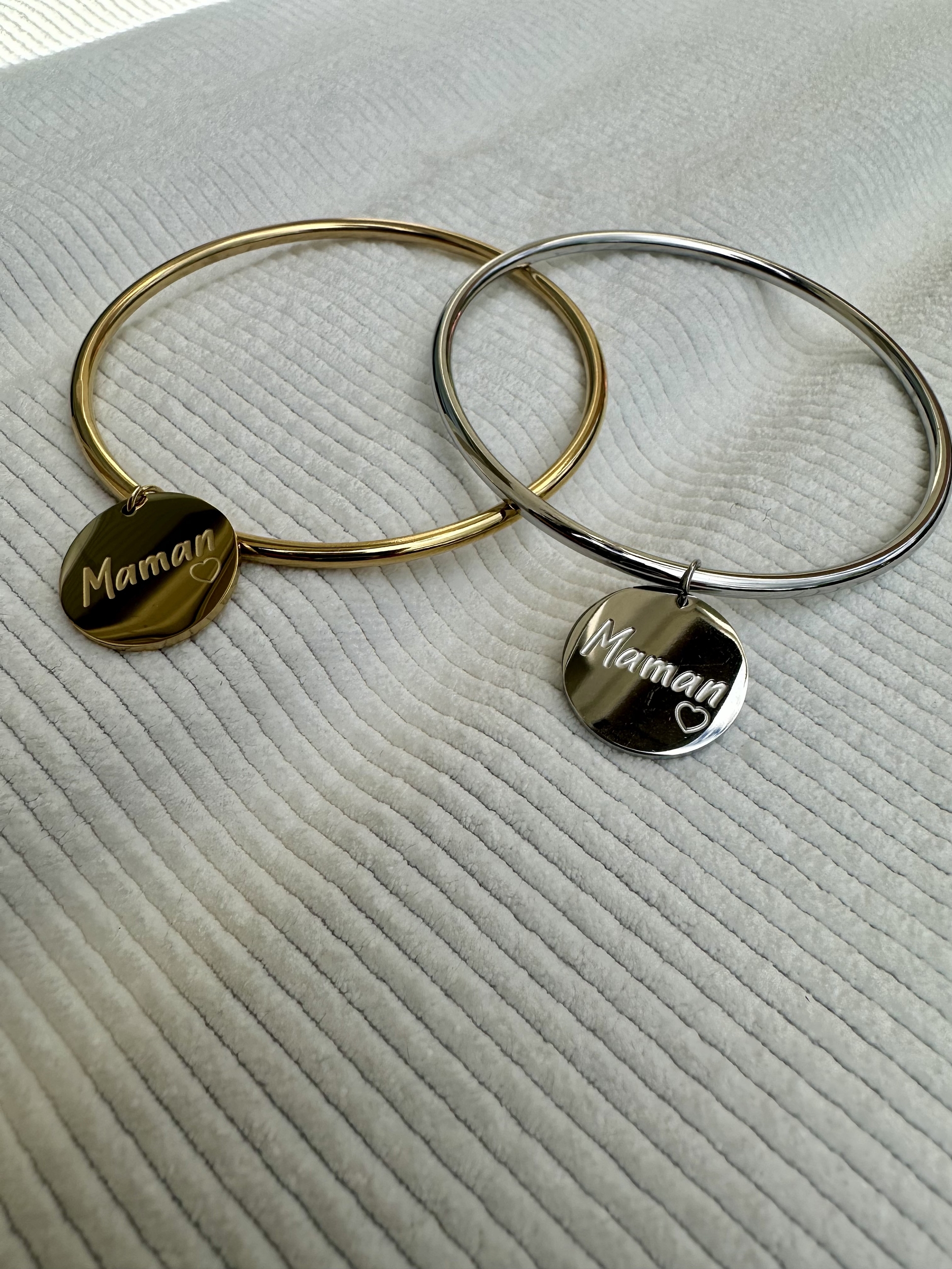 Bracelet et jonc gravé maman, idée cadeau pas cher pour la fête des mamans, bracelet à offrir à sa maman pour un anniversaire