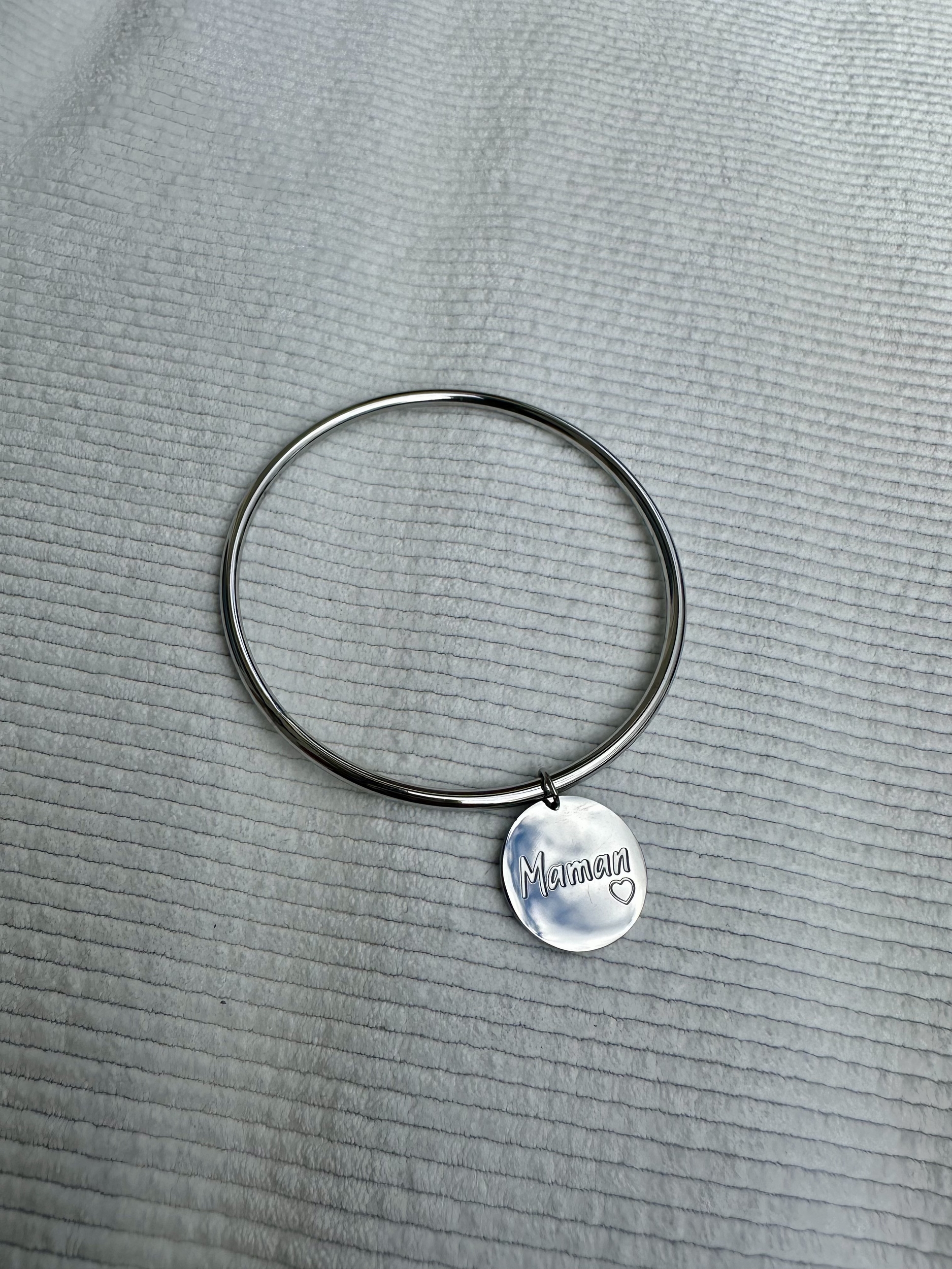 Idée cadeau pas cher pour la fête des mamans avec une livraison rapide, bracelet gravé maman avec un coeur, concept store Influence Maryva, magasin de décoration dans lair à Lagnieu, magasin de décoration Lyon