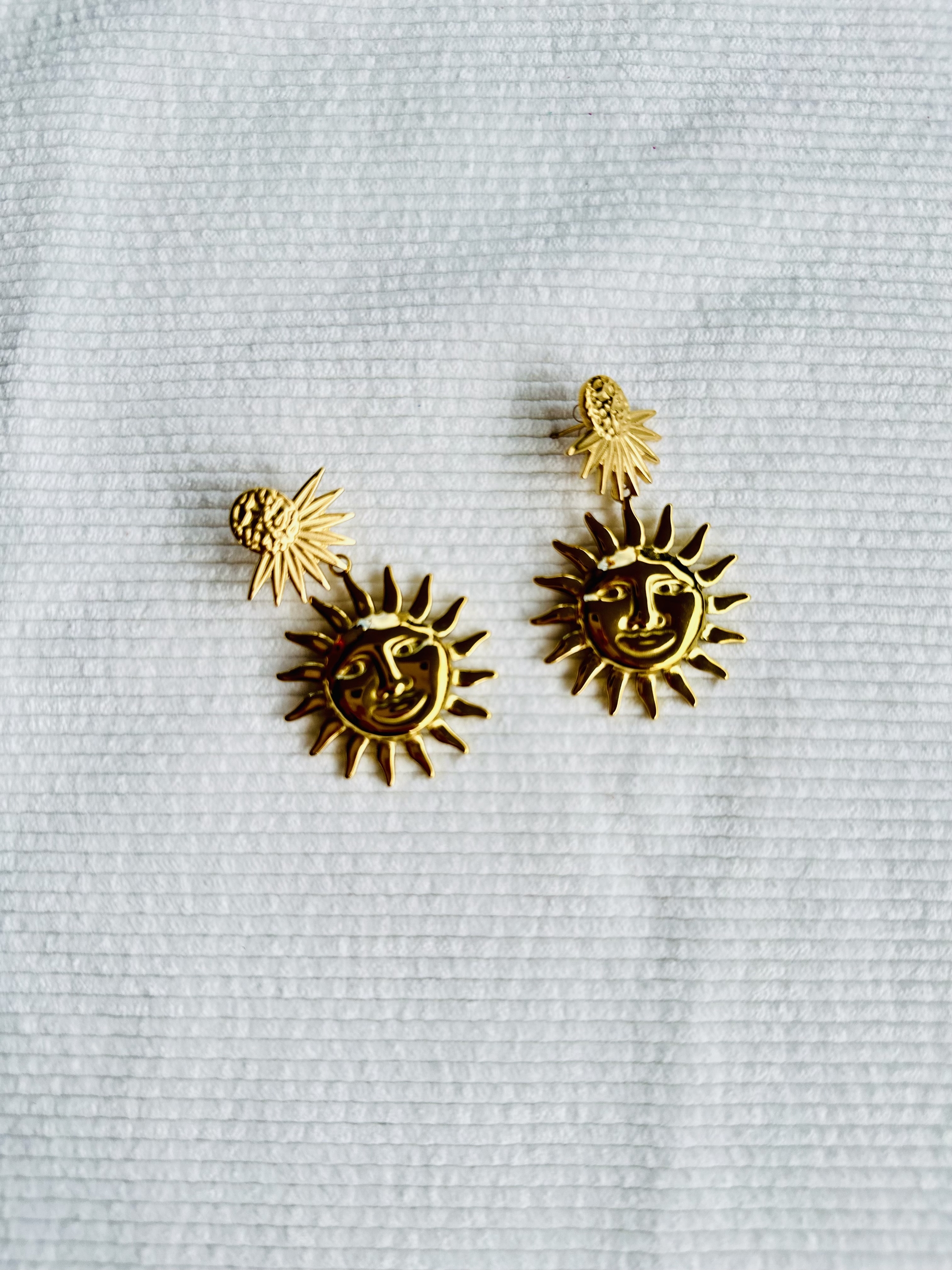 Grosse boucle doreille en acier inoxydable pas cher, boucles doreilles avec des soleils, hypoallergénique, concept store Influence Maryva, magasin de décoration dans lain, bijouterie Lagnieu, création artisanale ain