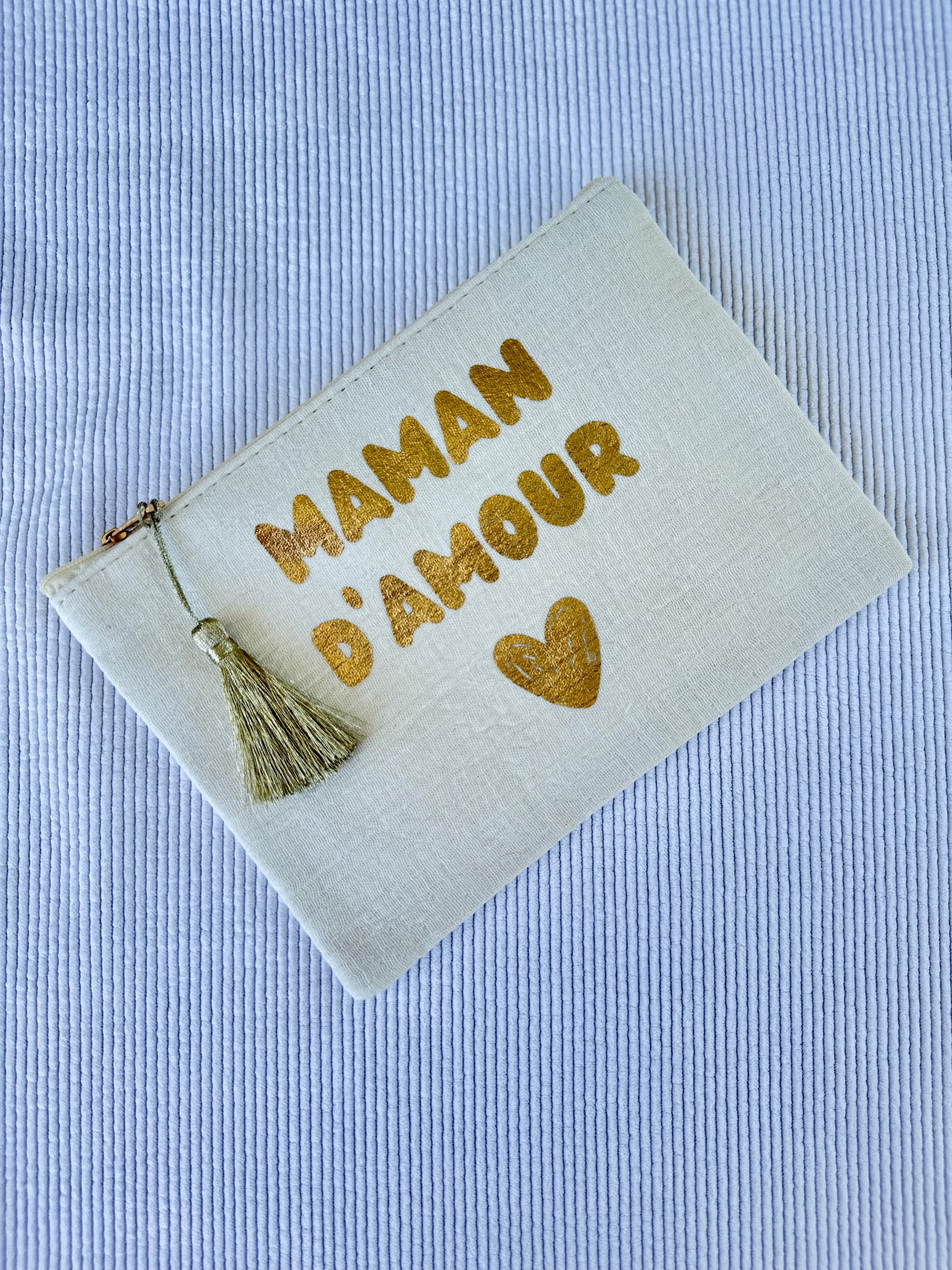 Pochette maman damour, idée cadeau pas cher pour la fête des mères, idée cadeau avec inscription maman damour, pochette pas cher en gaze de coton beige et dorée