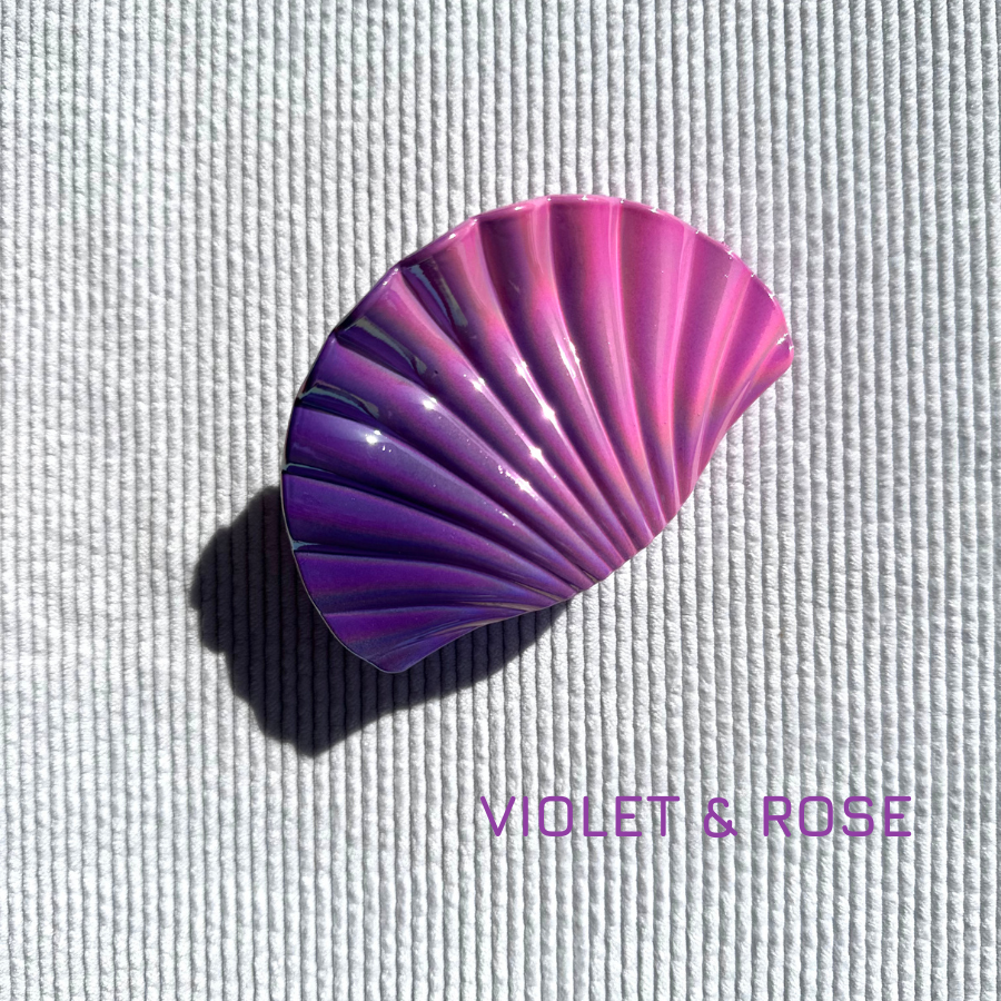 Pince à cheveux violette et rose en forme de coquillage