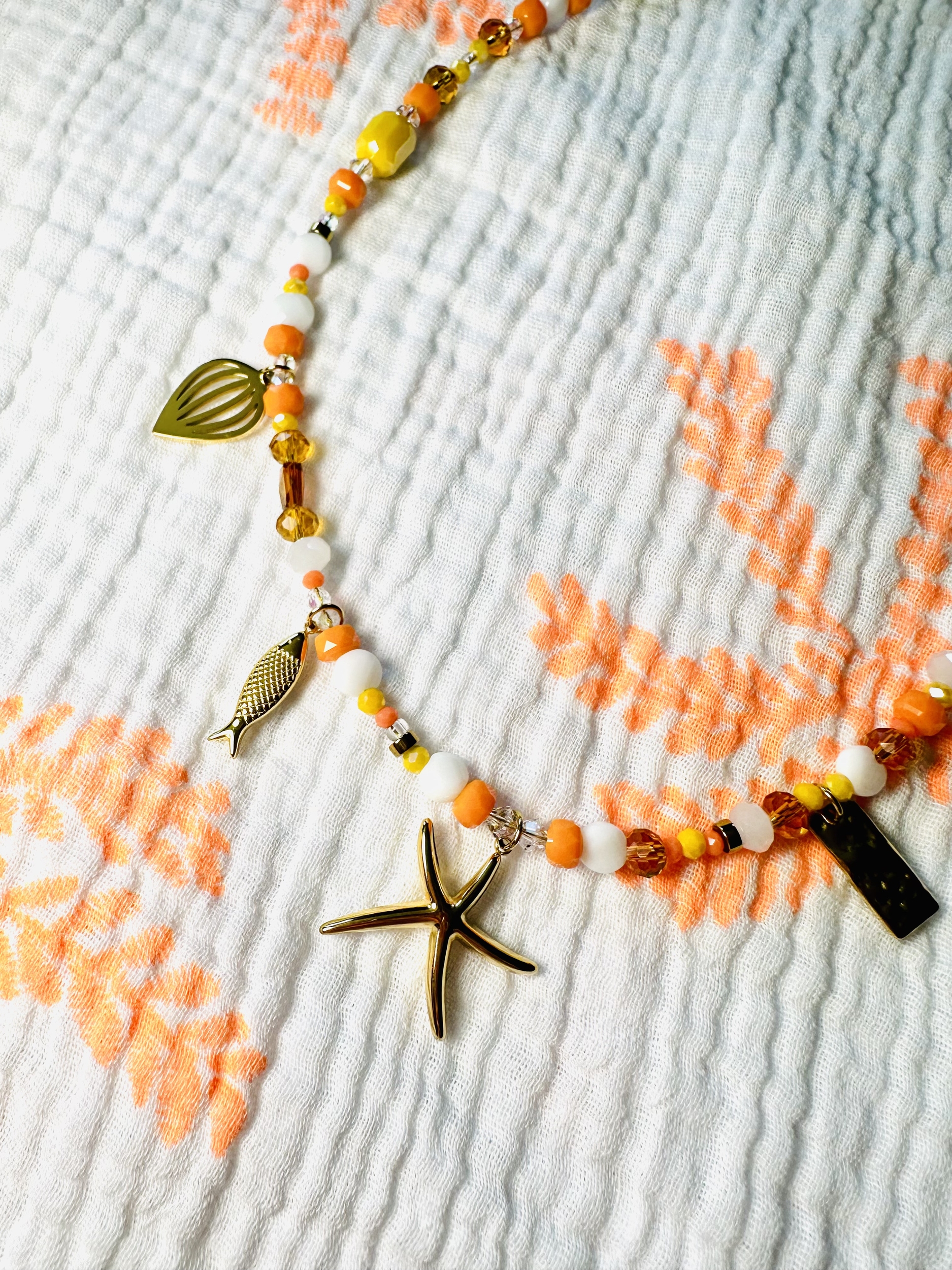 Collier avec breloques orange en perles