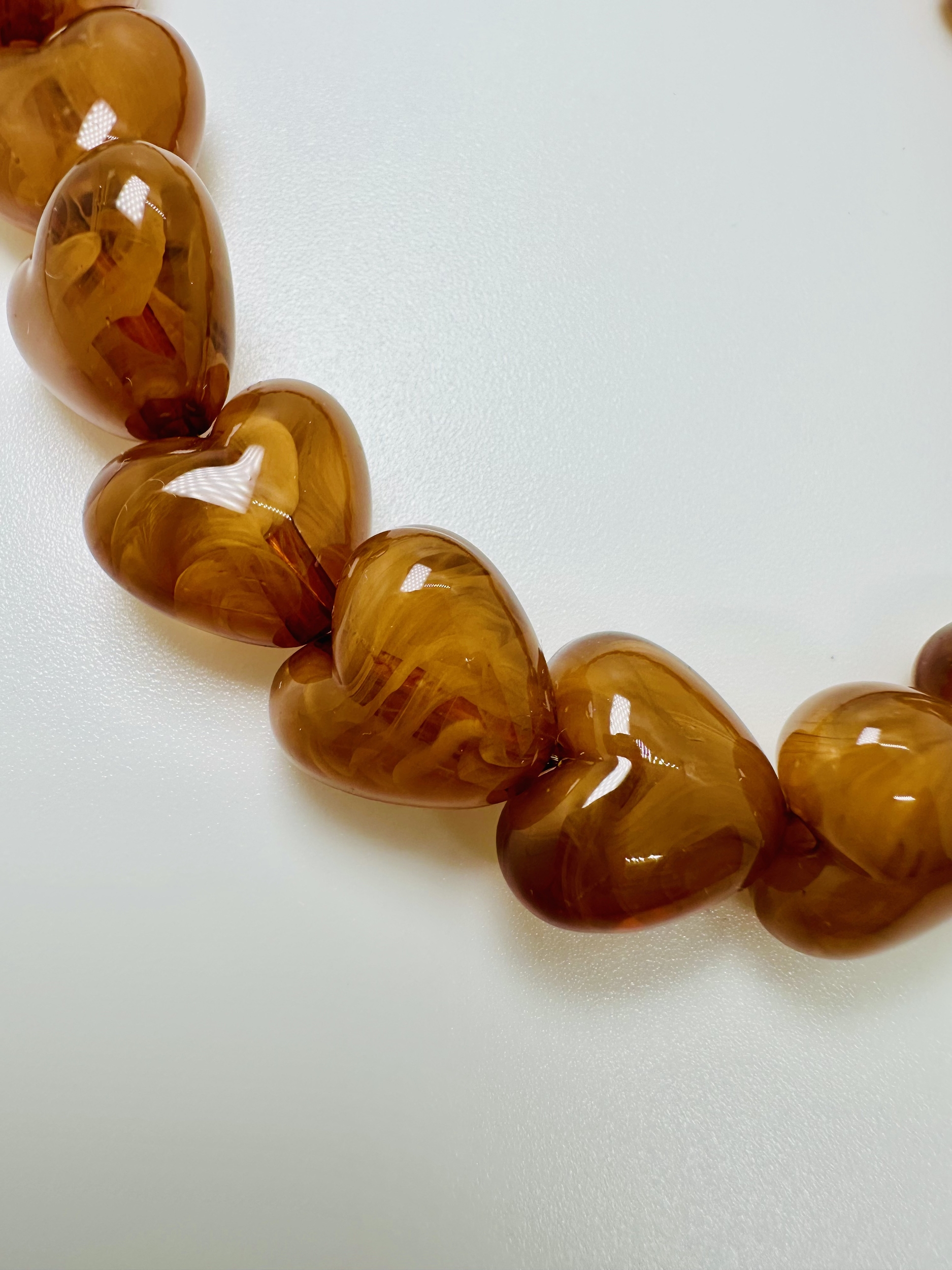 Collier pas cher avec des coeurs marron et doré