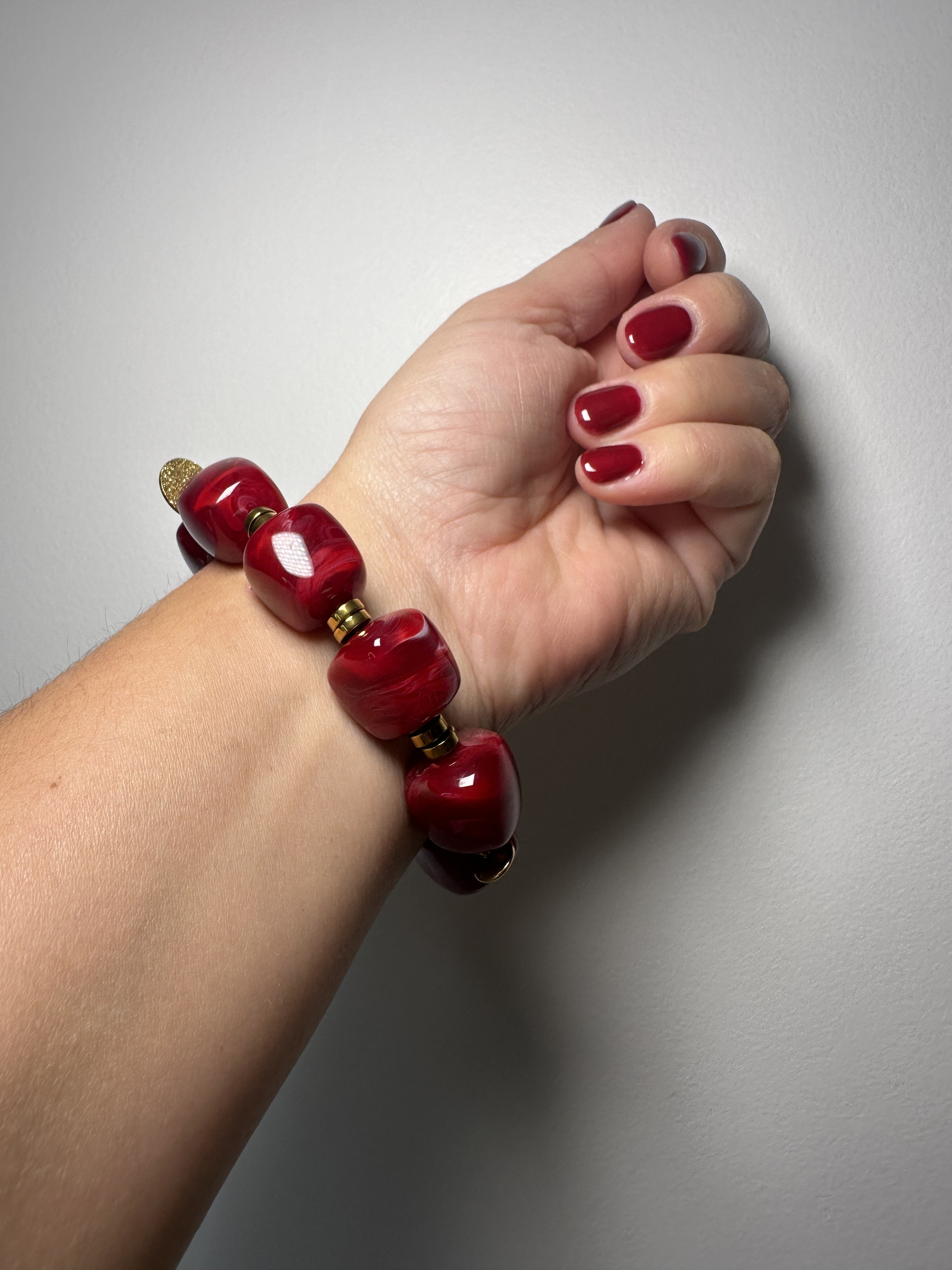 Bracelet avec des gros cubes pas cher couleur bordeaux
