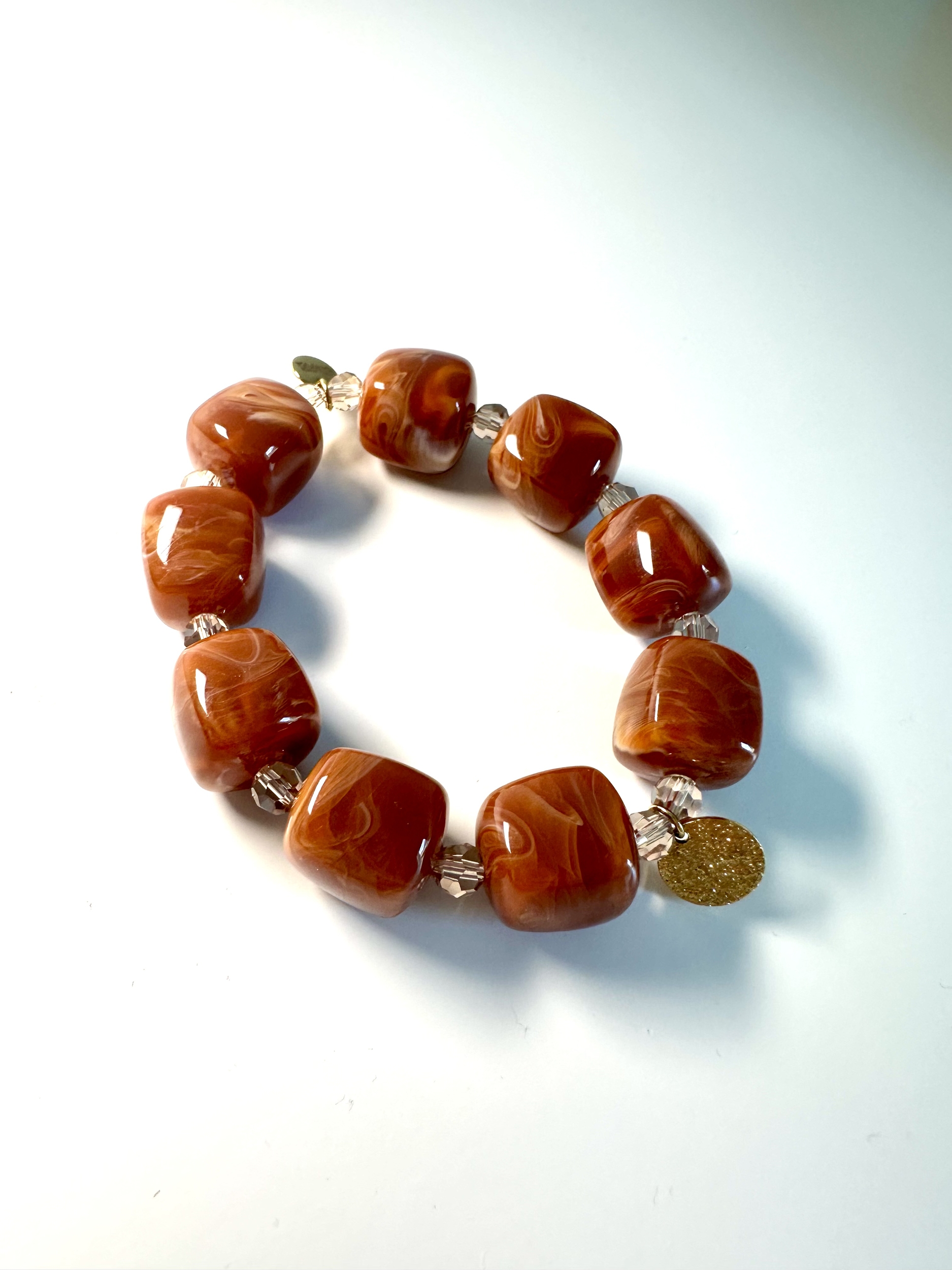 Bracelet avec des perles en forme de cube pas cher