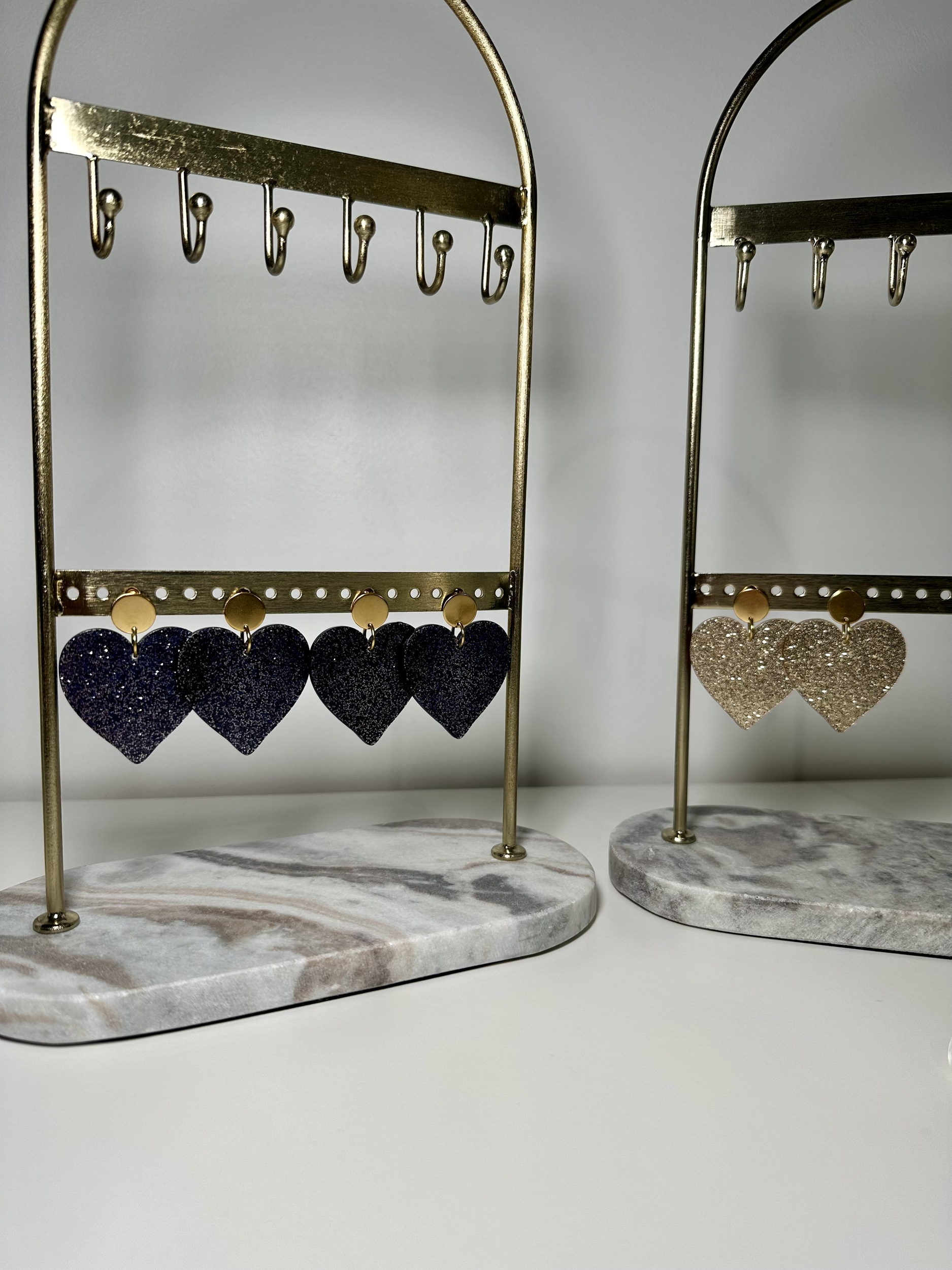 Boucles doreilles en forme de gros coeur pailleté doré et noir