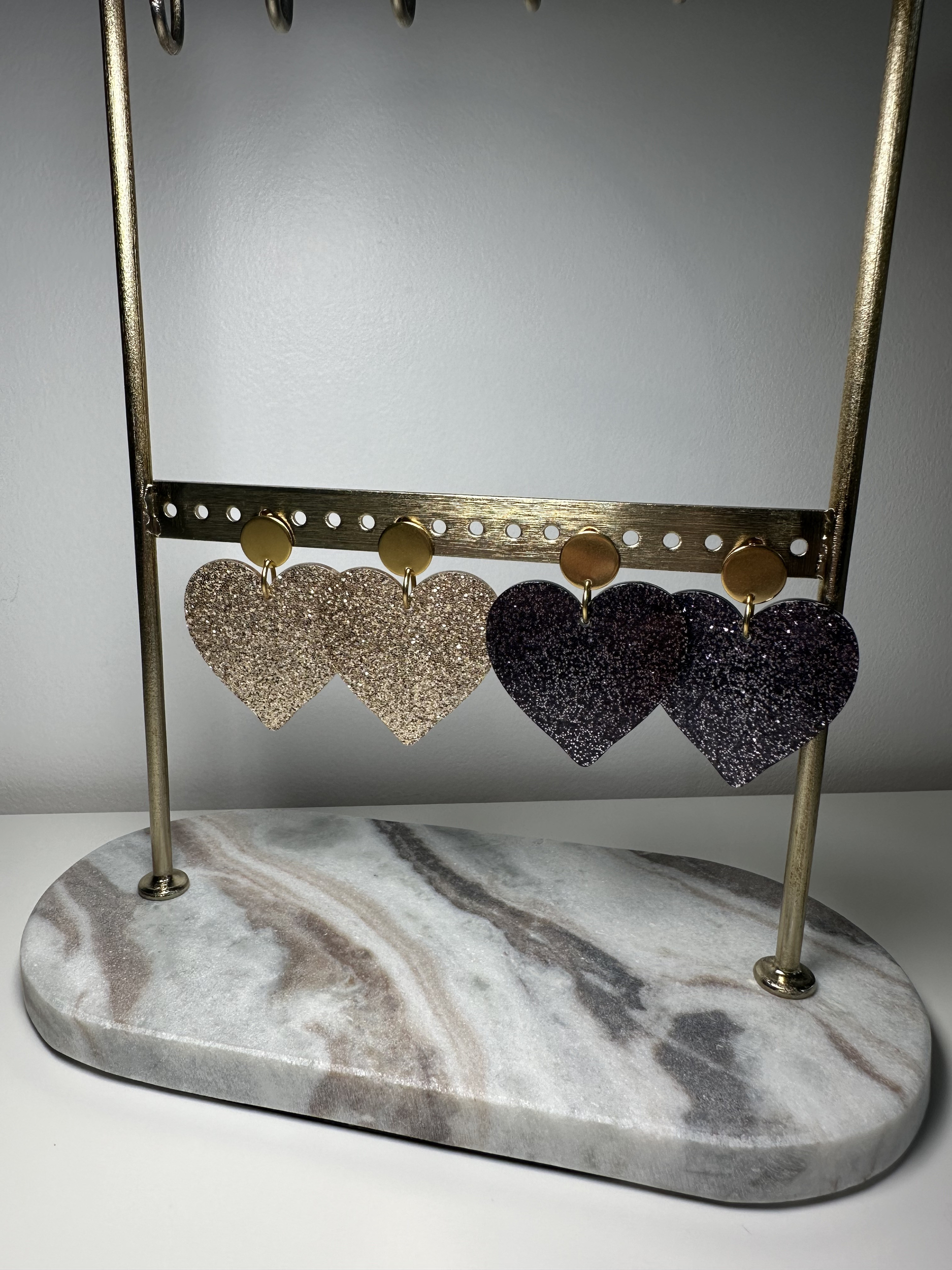 Boucle doreille fait main couleur doré ou noir en forme de coeur
