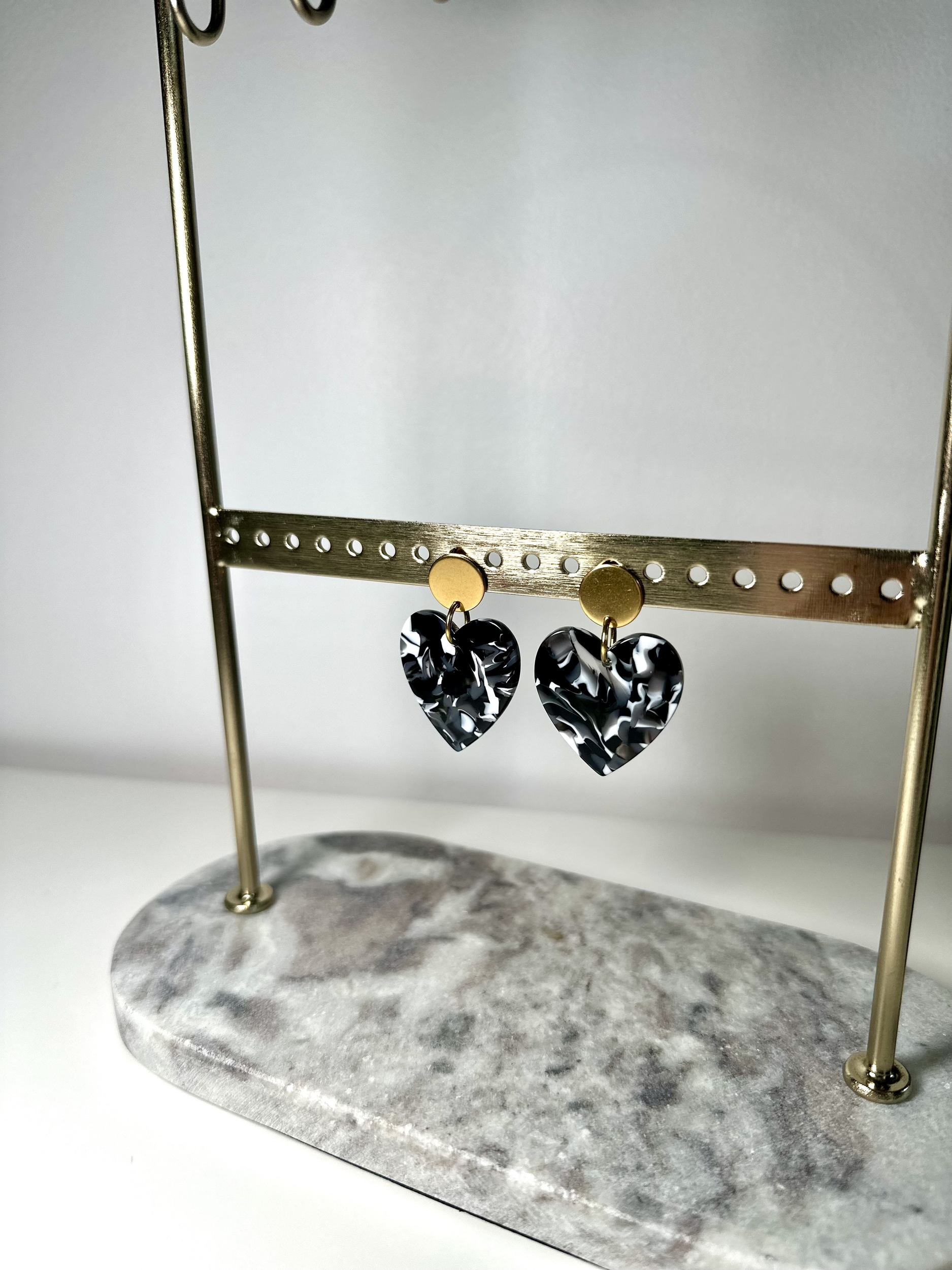 Boucles doreille en forme de coeur noir et blanc