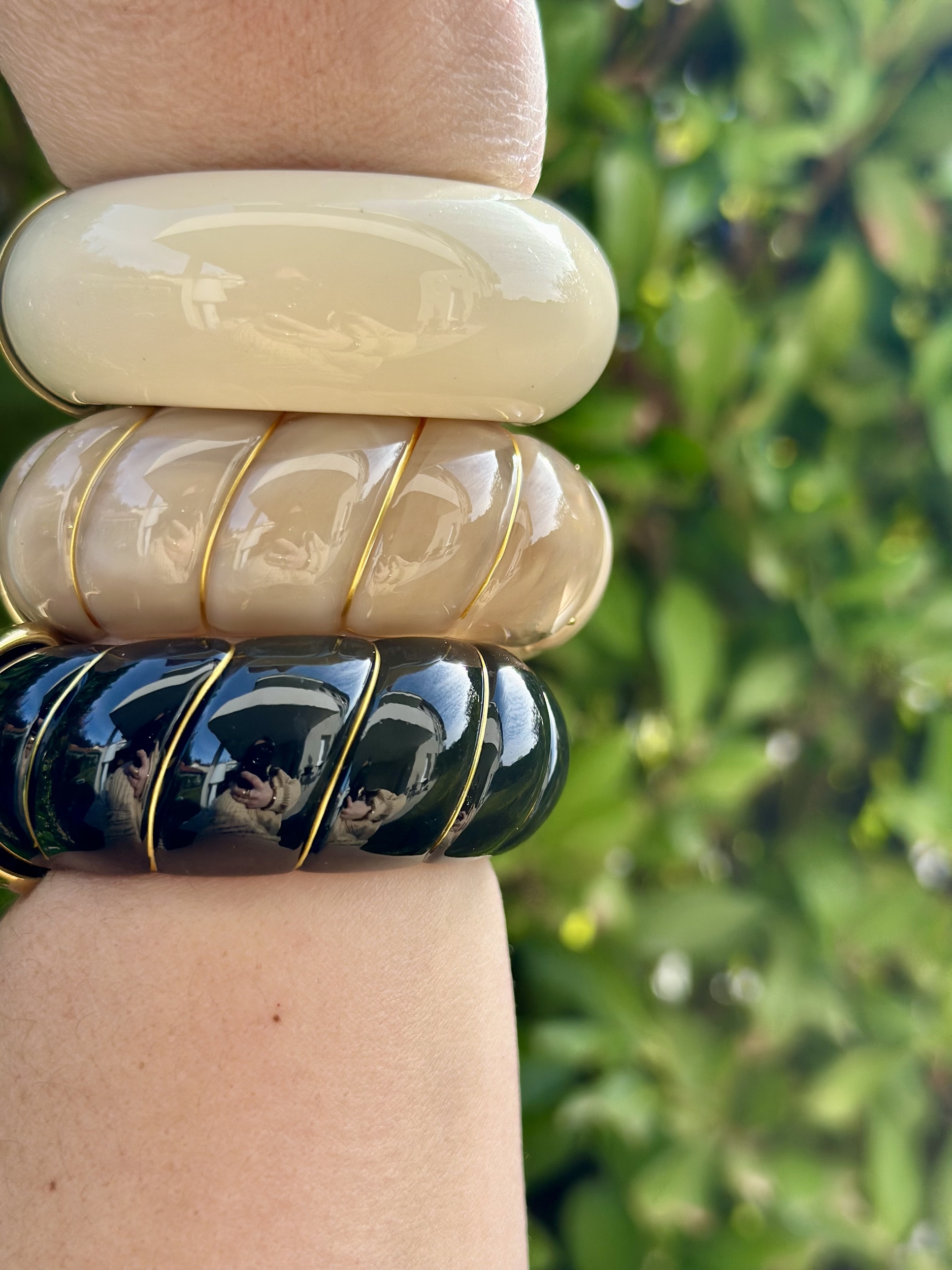 Jonc qui aimanté en résine doré