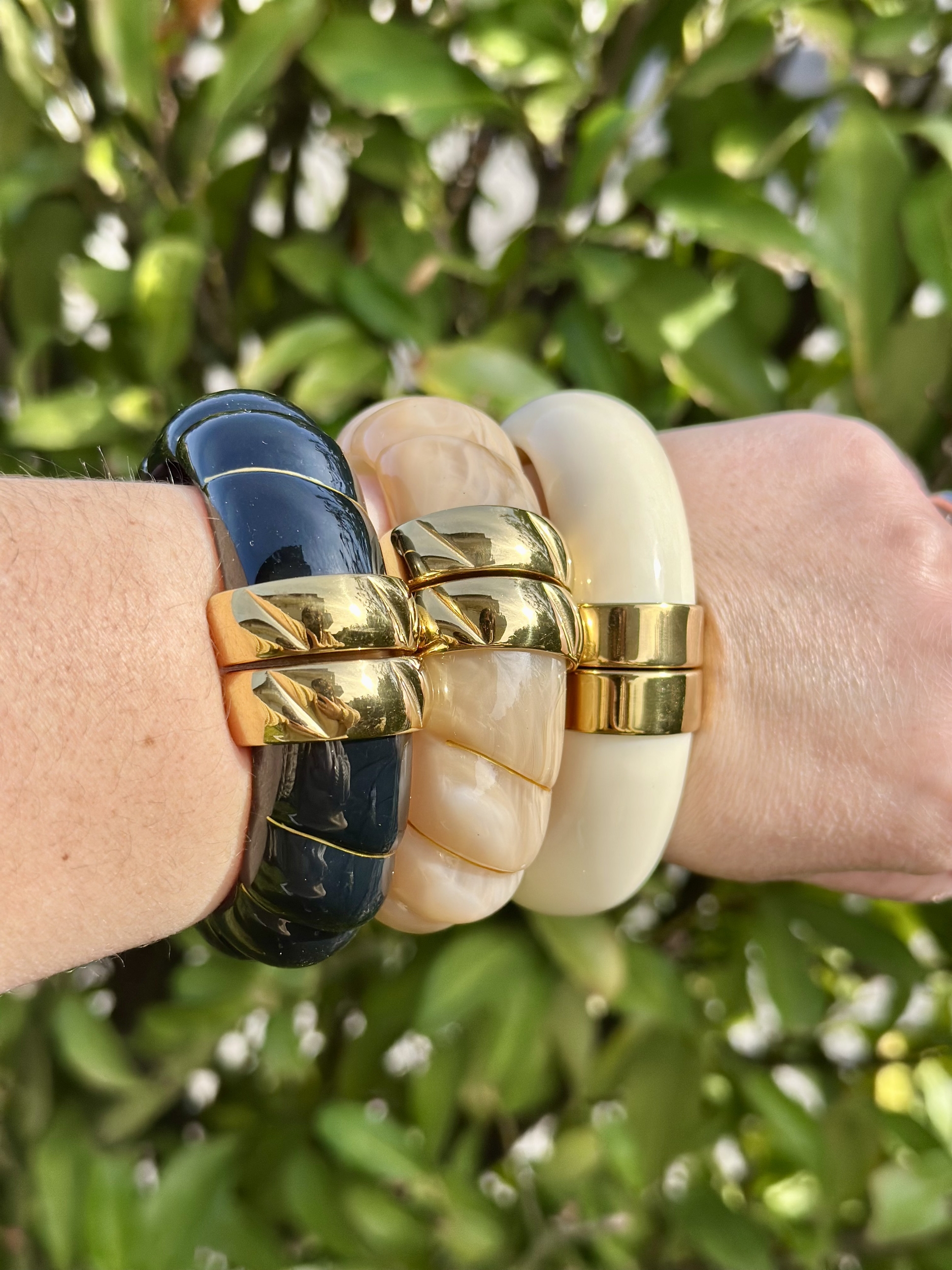 Bracelet jonc en résine aimanté couleur beige, noir, blanc cassé et doré