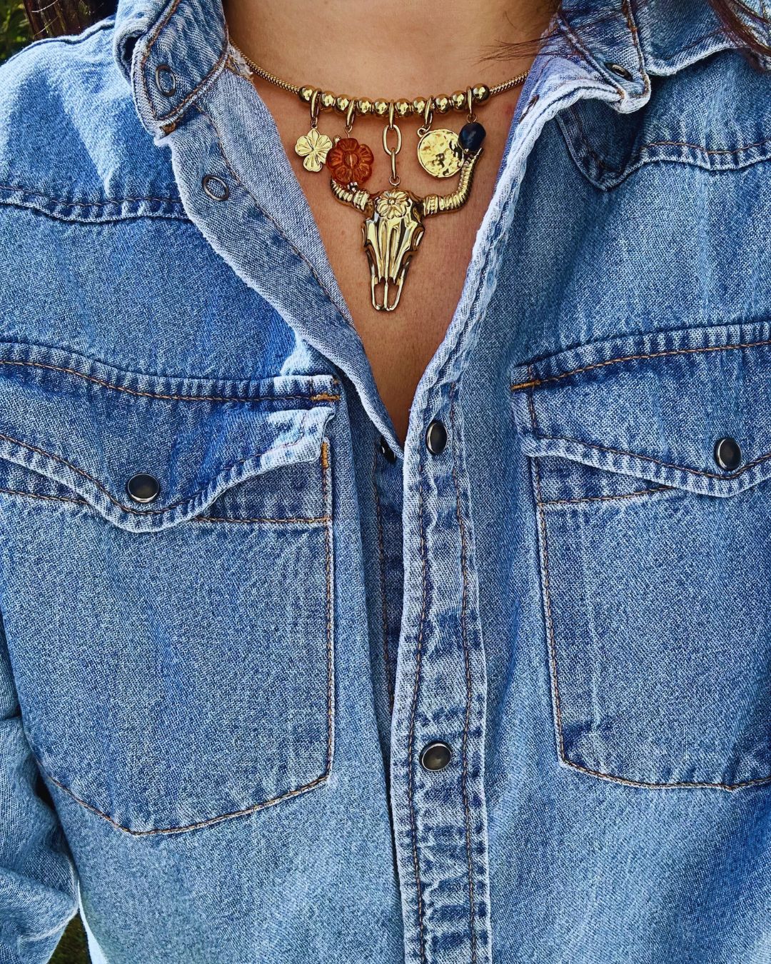 Collier doré avec une chaine rigide et avec une grosse tête de buffle