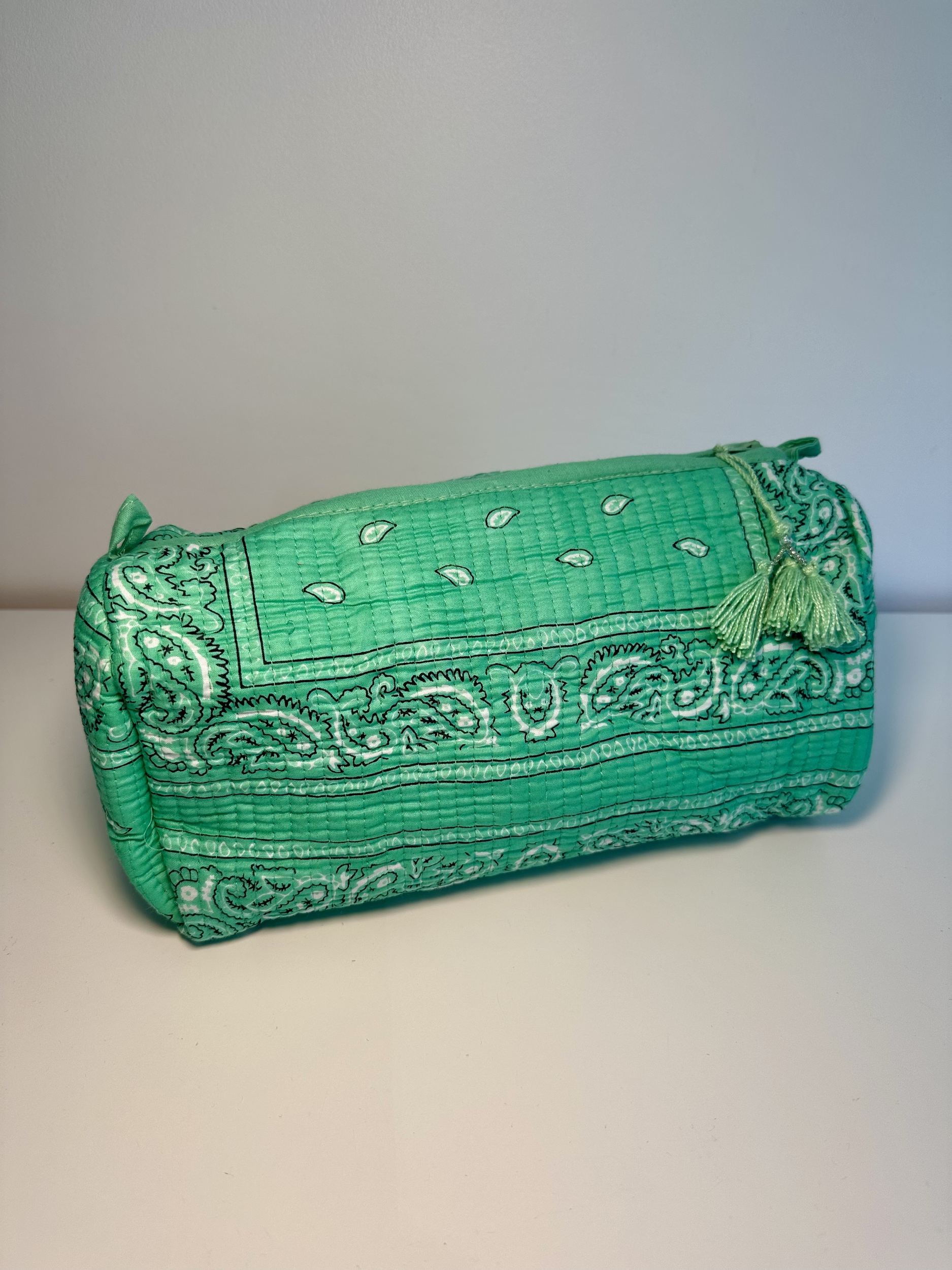 Trousse de toilette pas cher avec un motif bandana et une couleur flashy