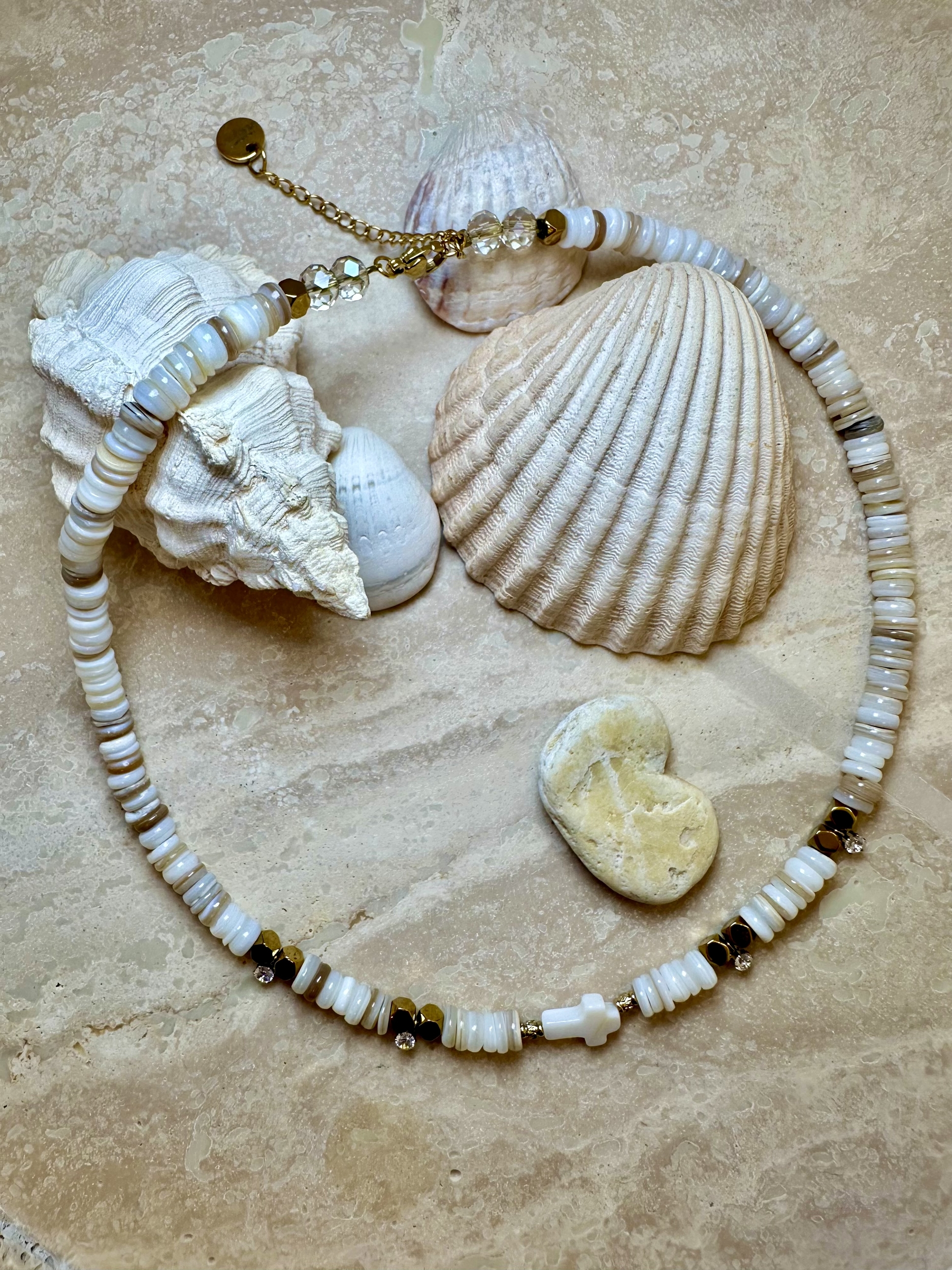 Collier en coquillage et croix en nacre