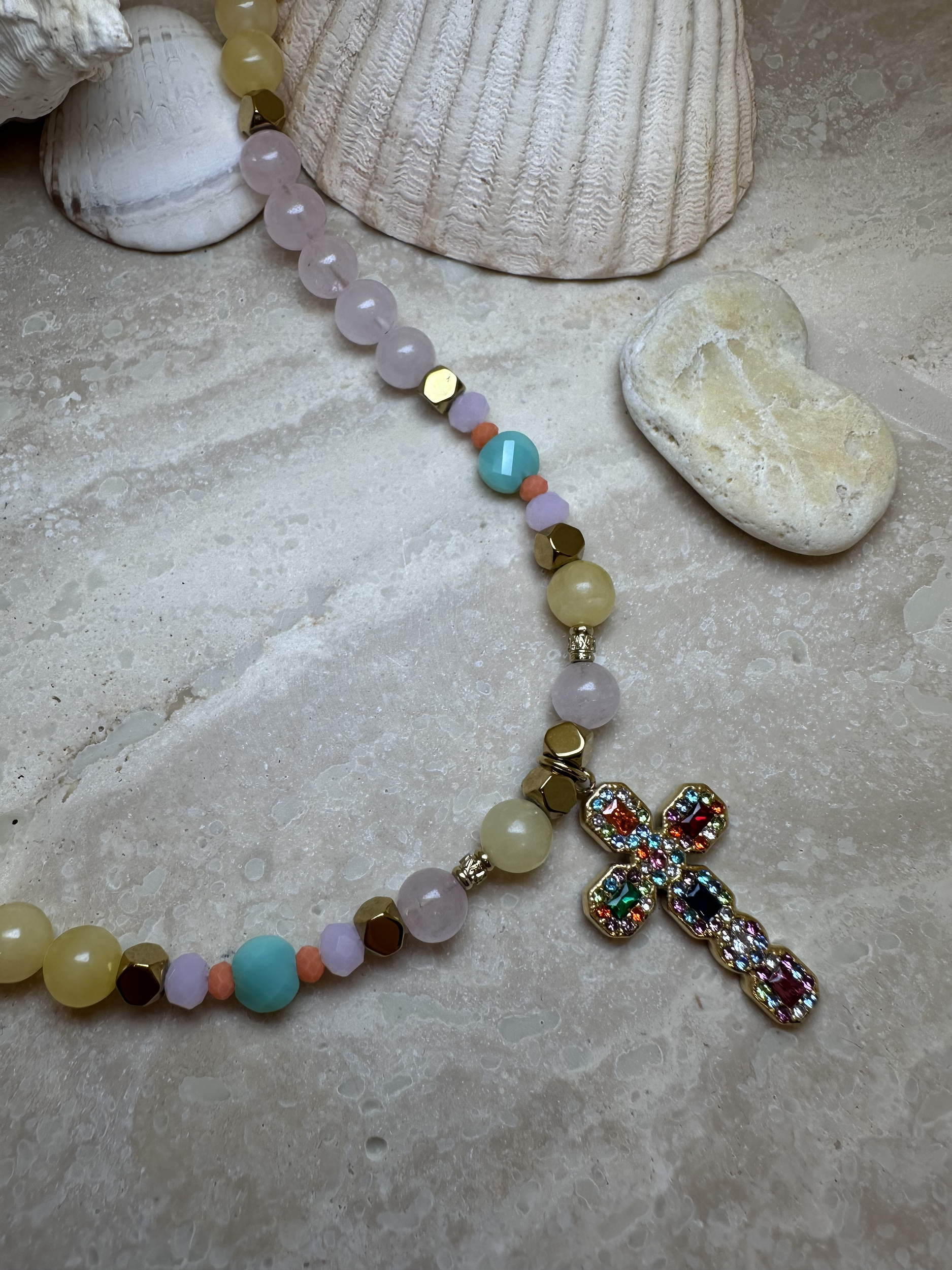 Collier chrétien mais coloré