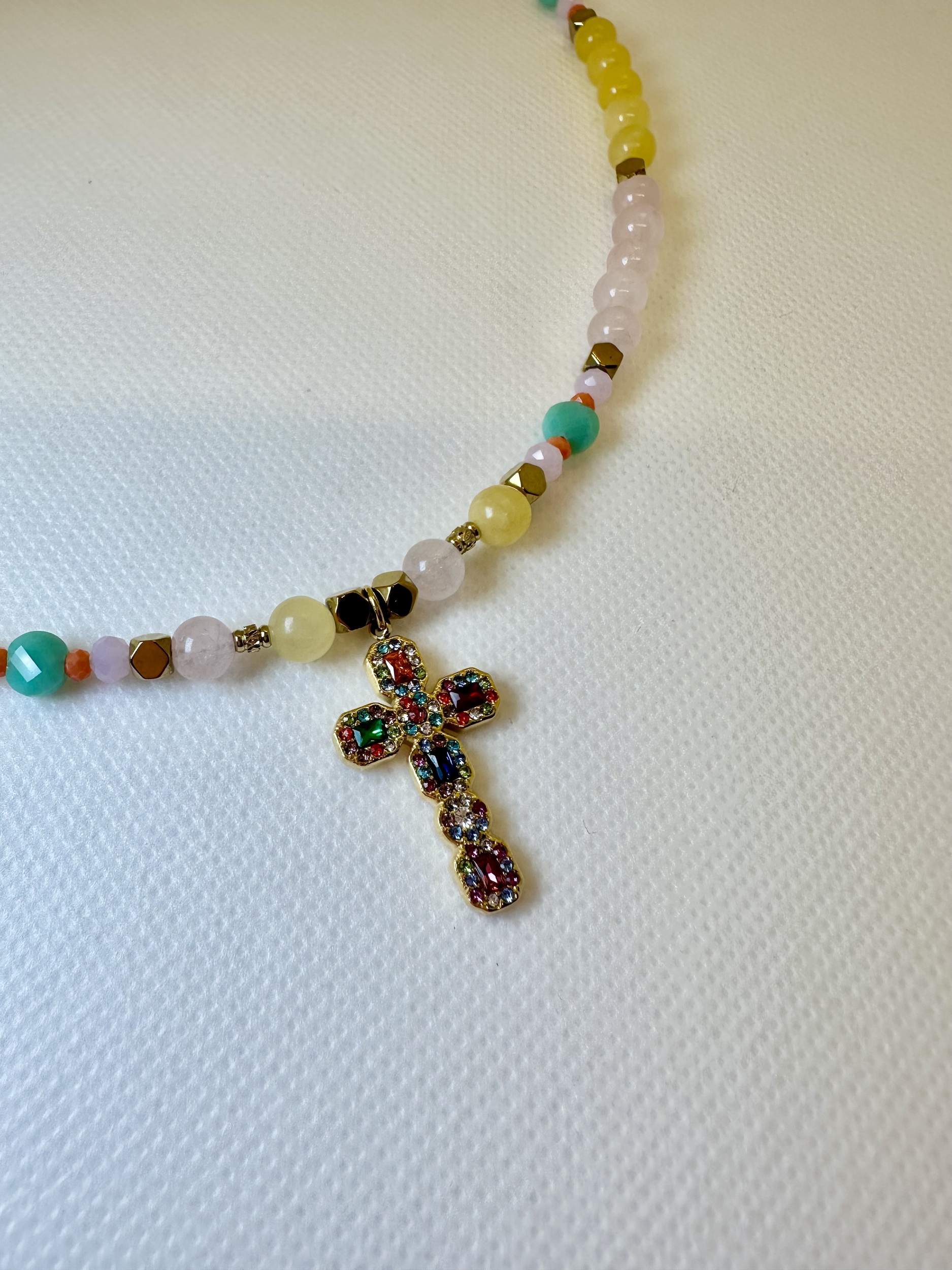 Collier avec une croix coloré, collier en perle pas cher avec une livraison rapide