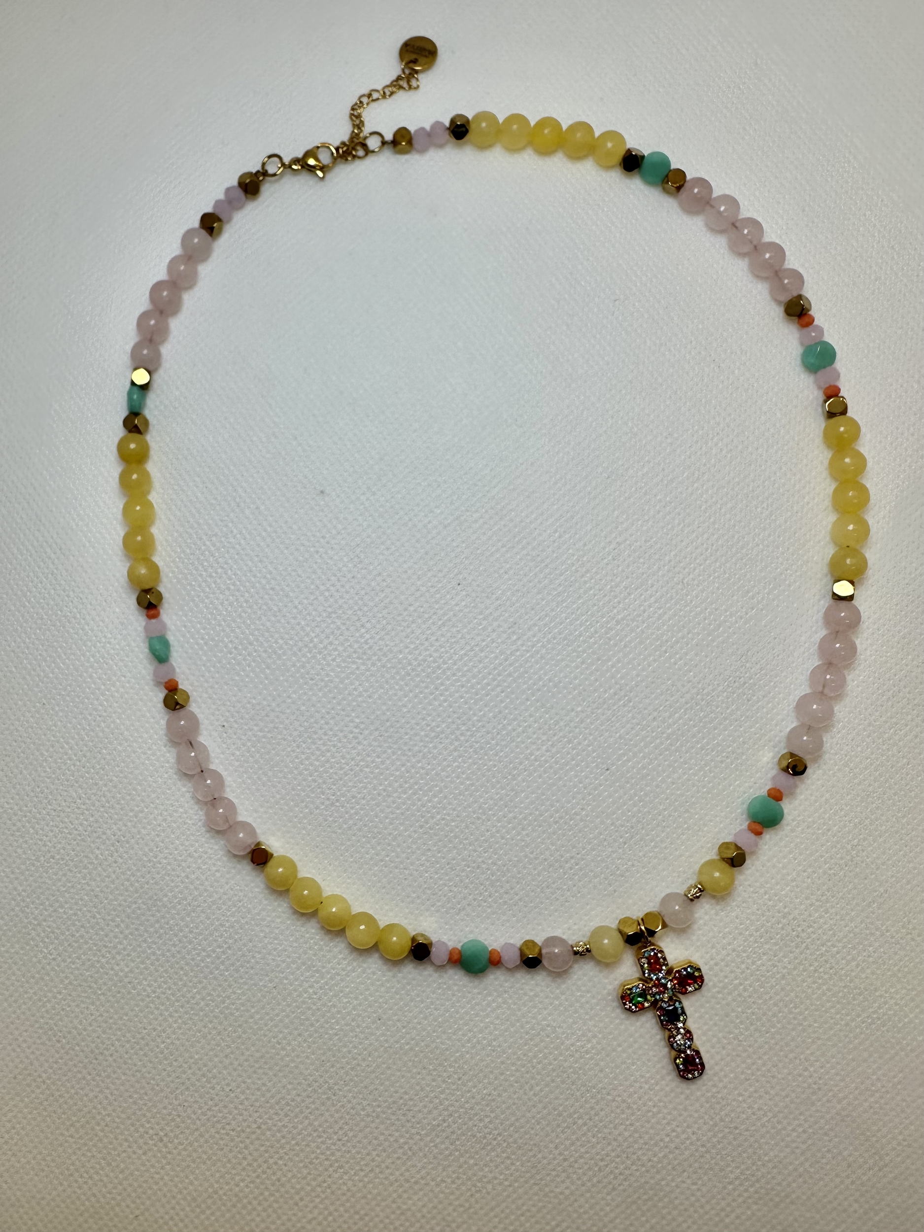 Collier chrétien avec une croix coloré, collier quartz rose et calcite jaune, eshop Influence Maryva