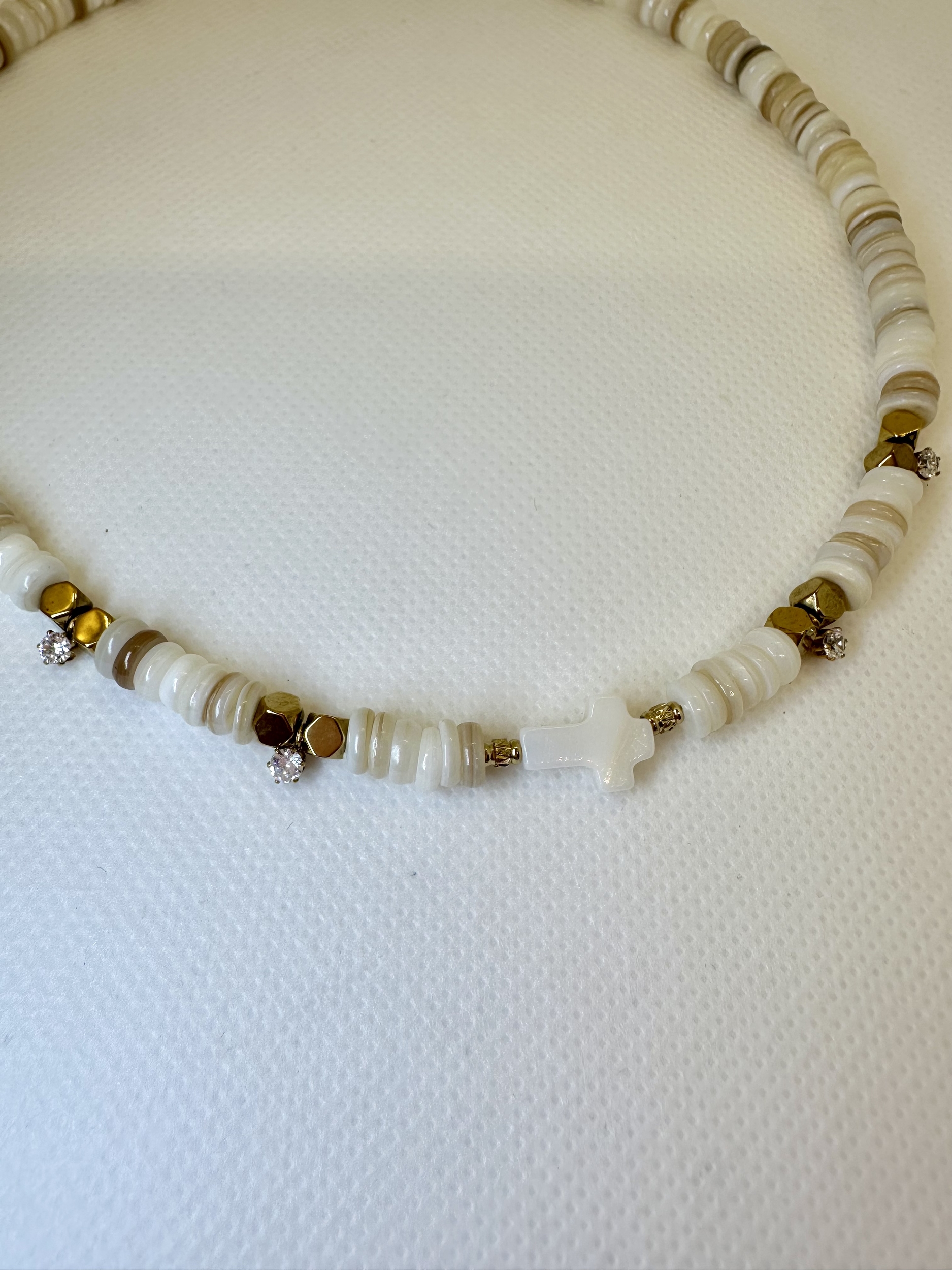 Collier en perle de coquillage pas cher et avec une croix en nacre