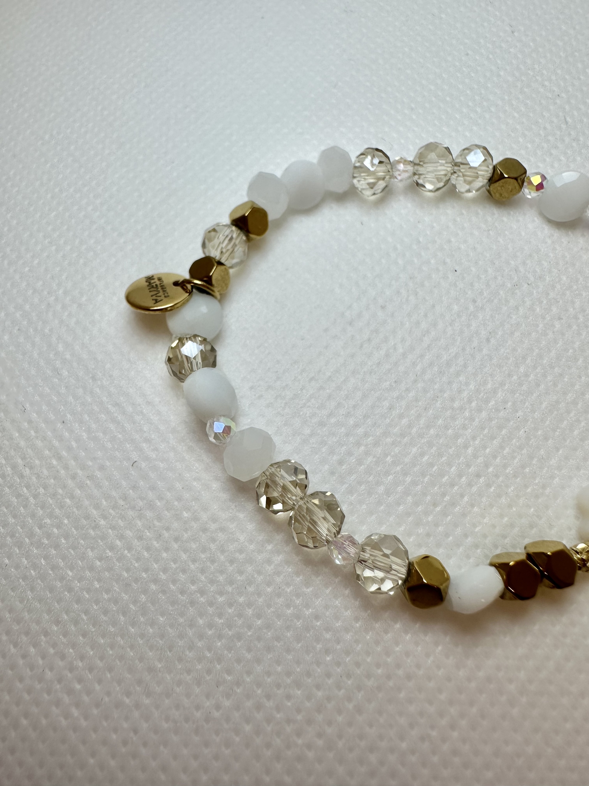 Bracelet en perle couleur blanc avec une croix en nacre