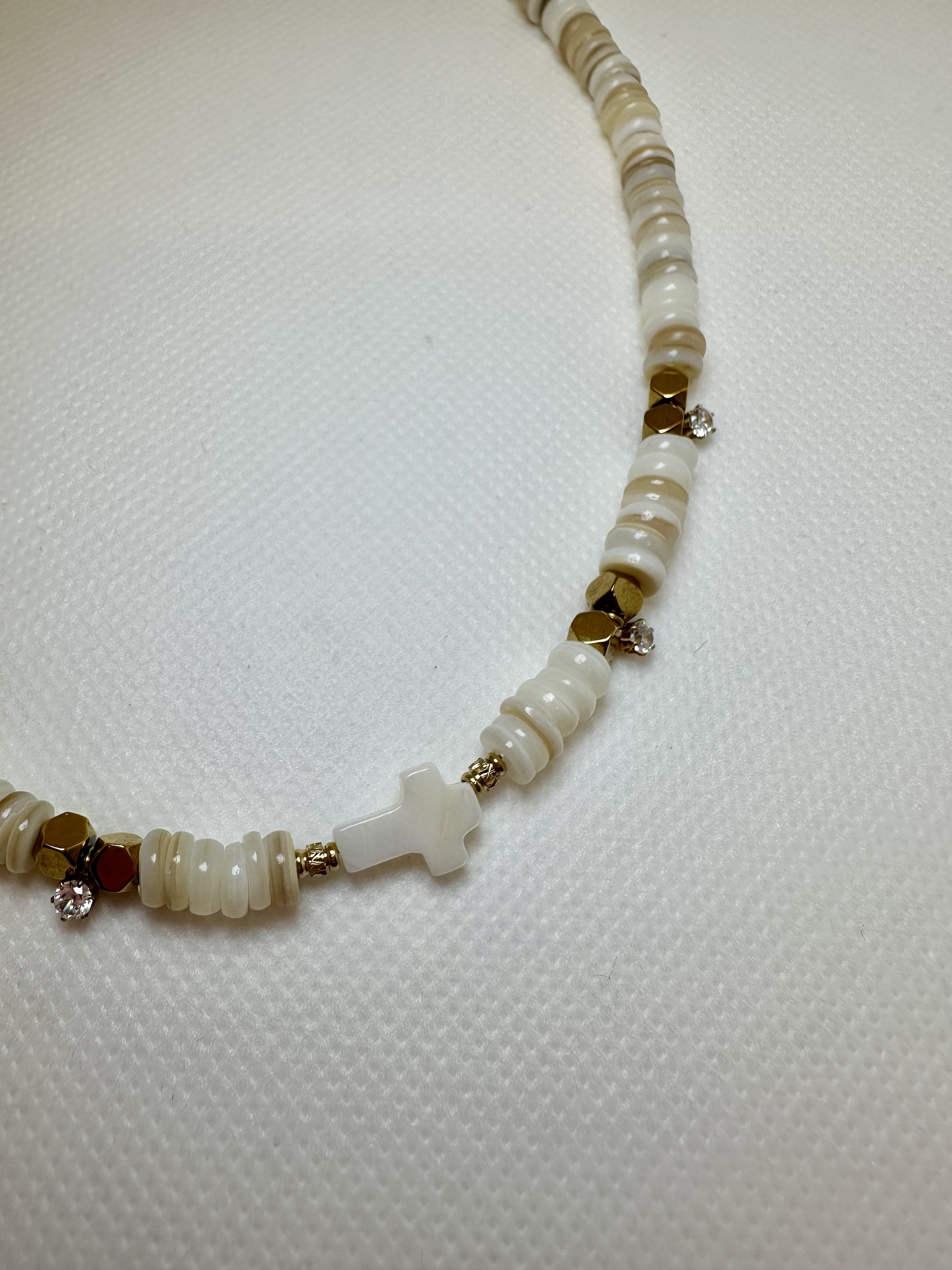 Collier chrétien avec une croix en nacre et en coquillage, idée cadeau pas cher pour une femme
