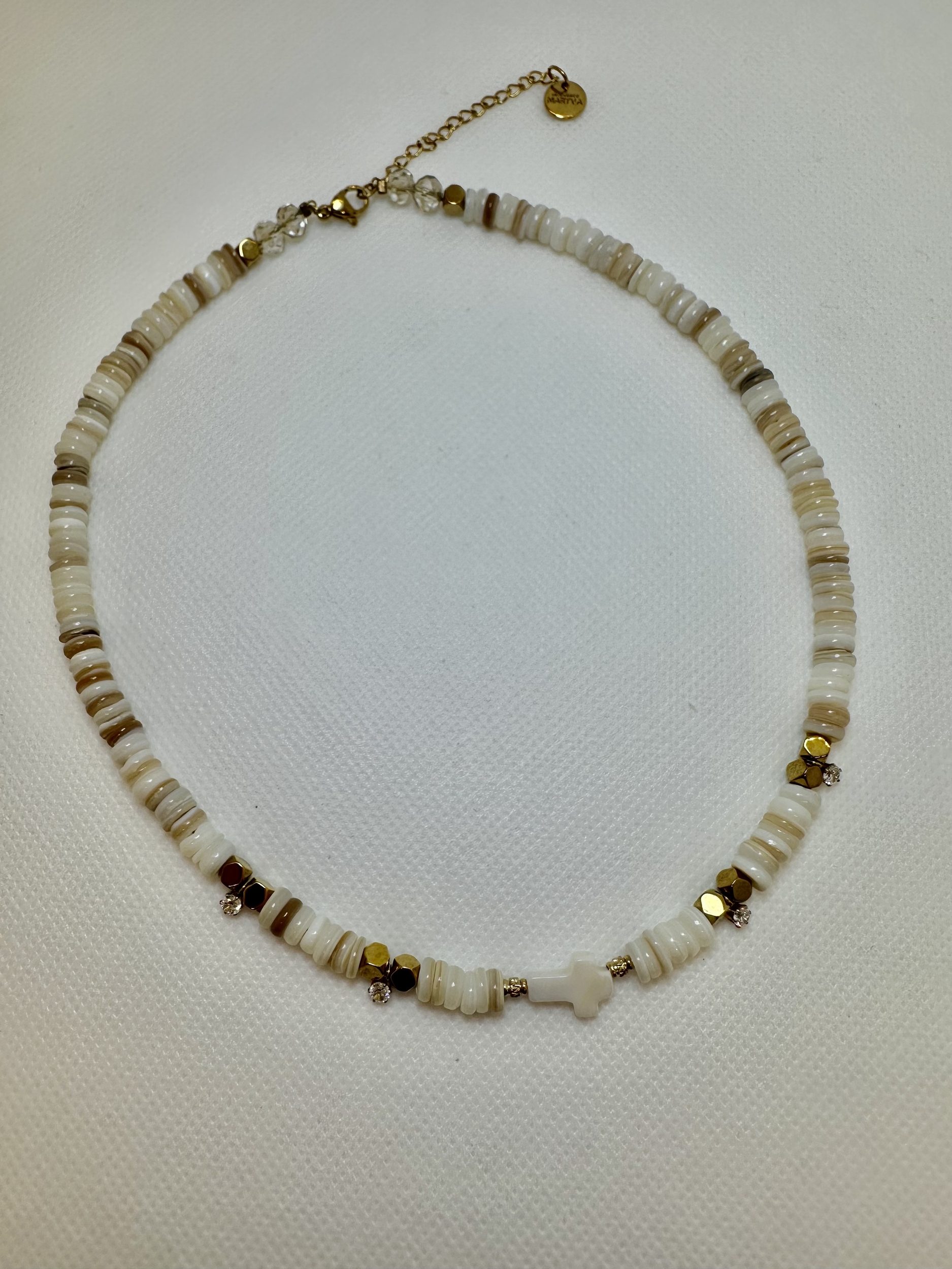 Collier avec une croix en nacre