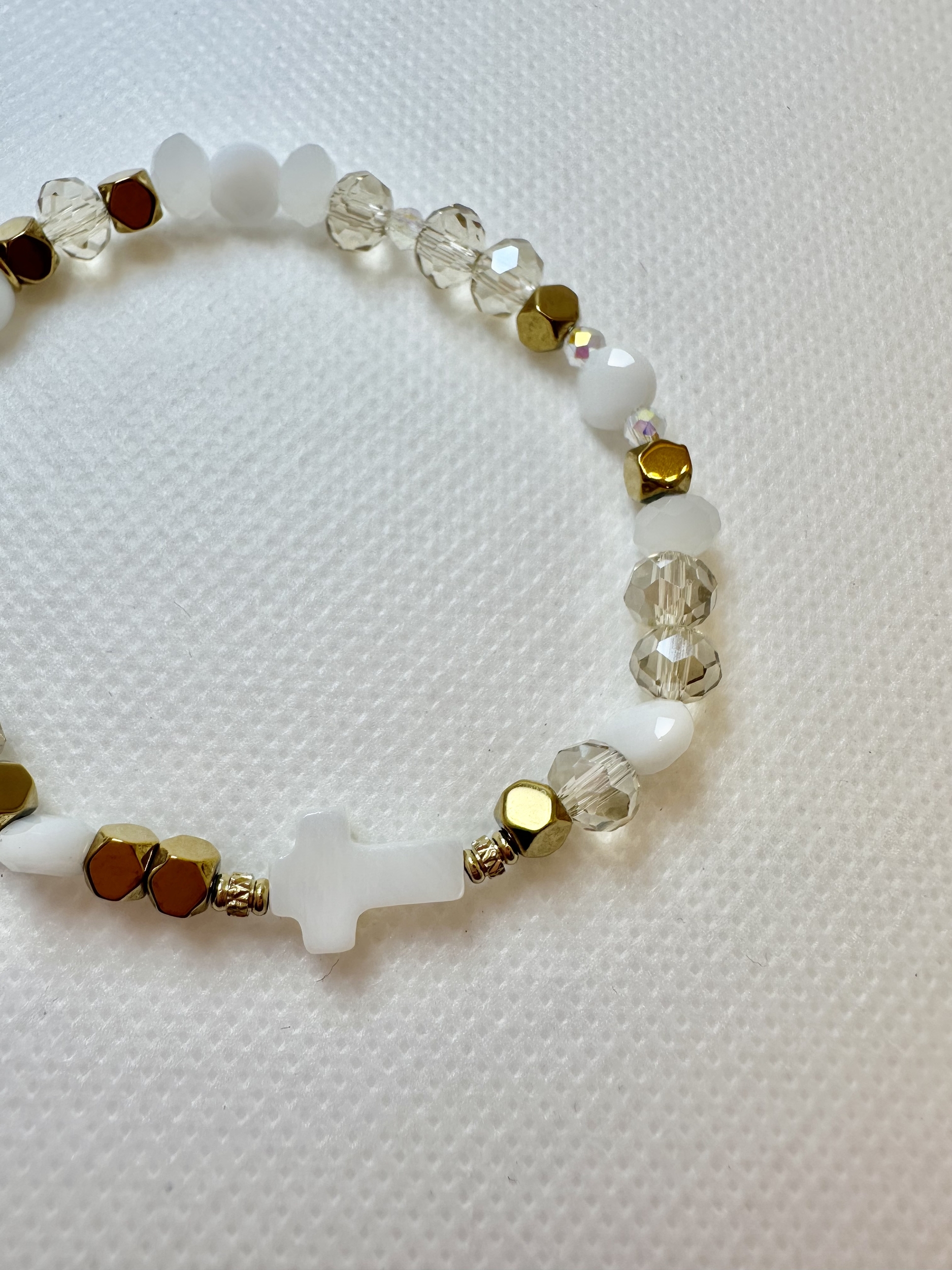 Bracelet chrétien avec une croix en nacre