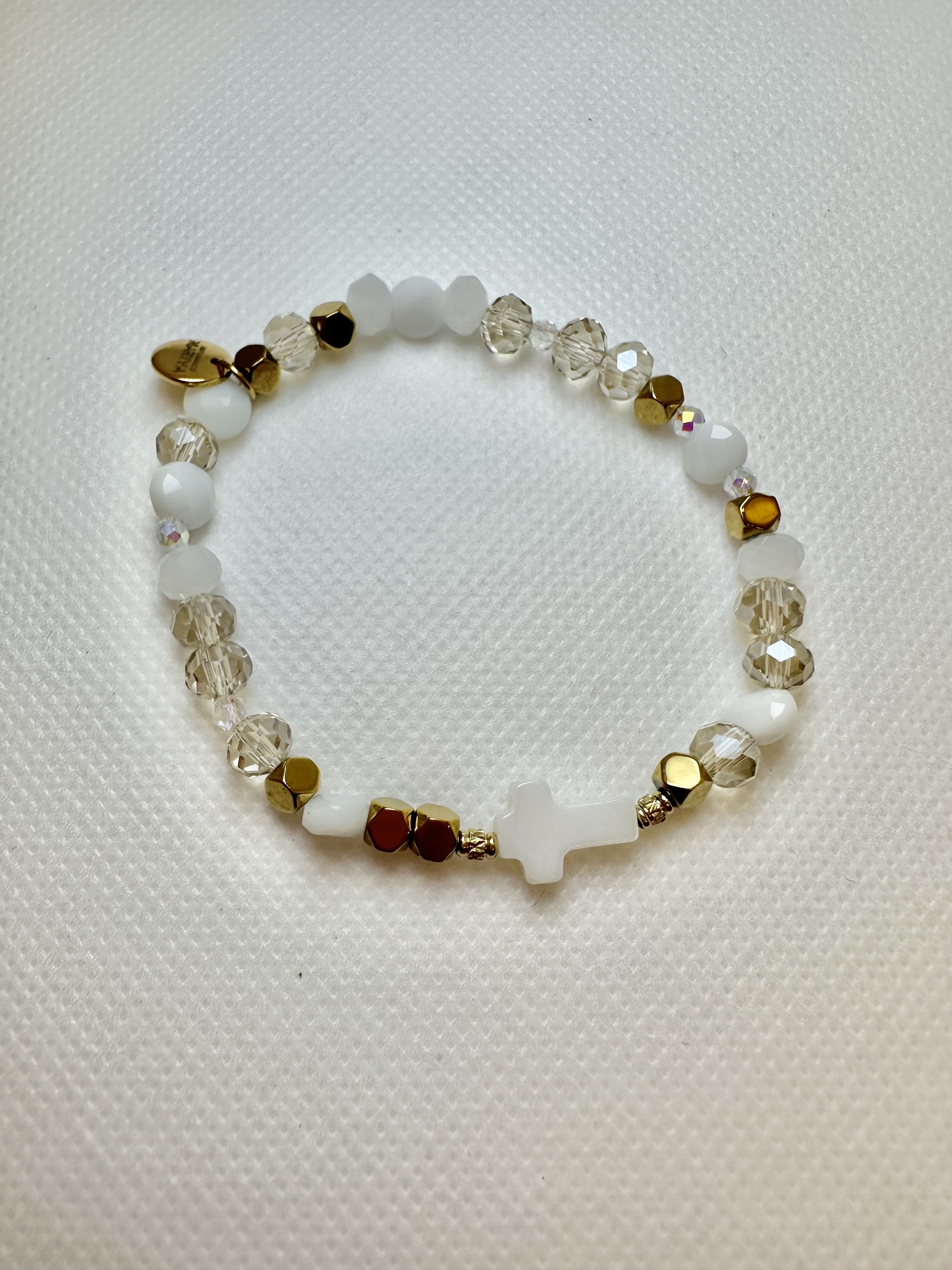 Bracelet avec une croix en nacre, bracelet avec fil élastique