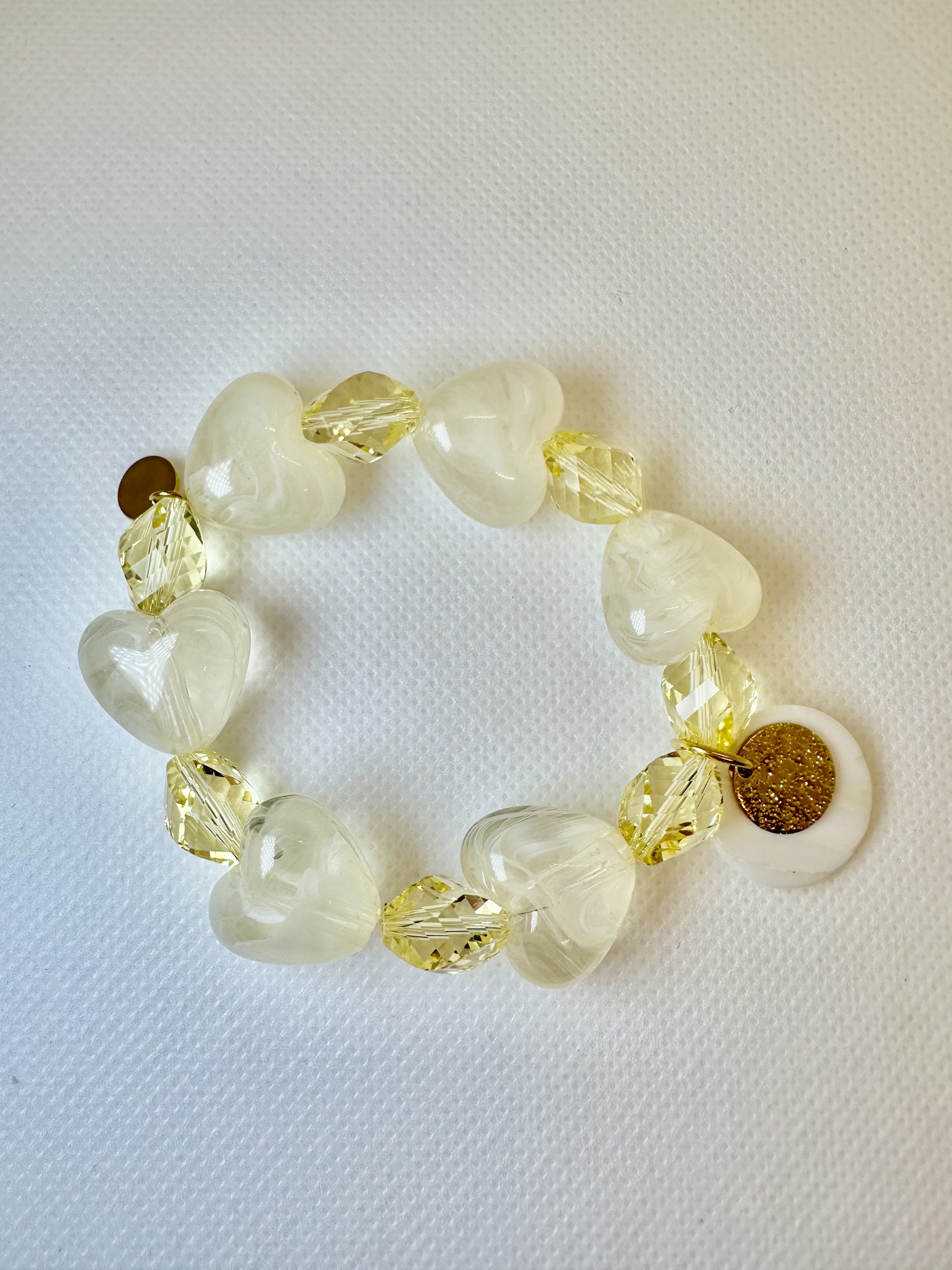 Bracelet avec des coeurs et perle en verre jaune, bracelet pour la fête des mères
