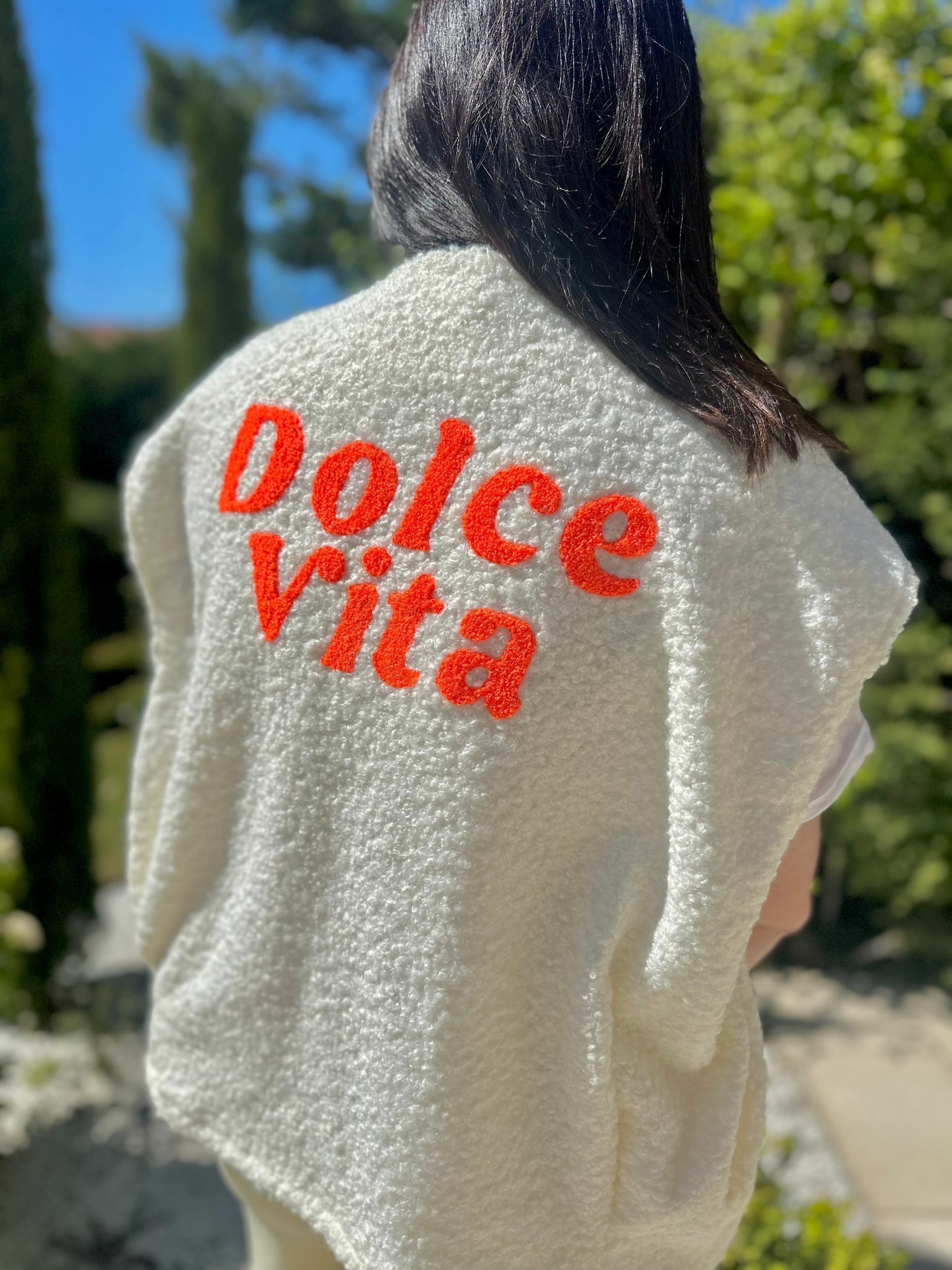 Gilet sans manche fluo orange avec une écriture dolce via dans le dos, gilet pas cher