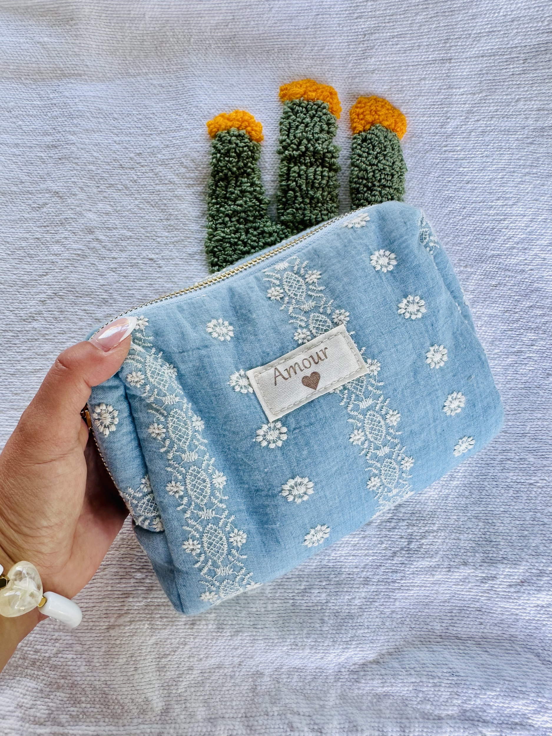 Pochette amour bleu broderie dentelle blanche