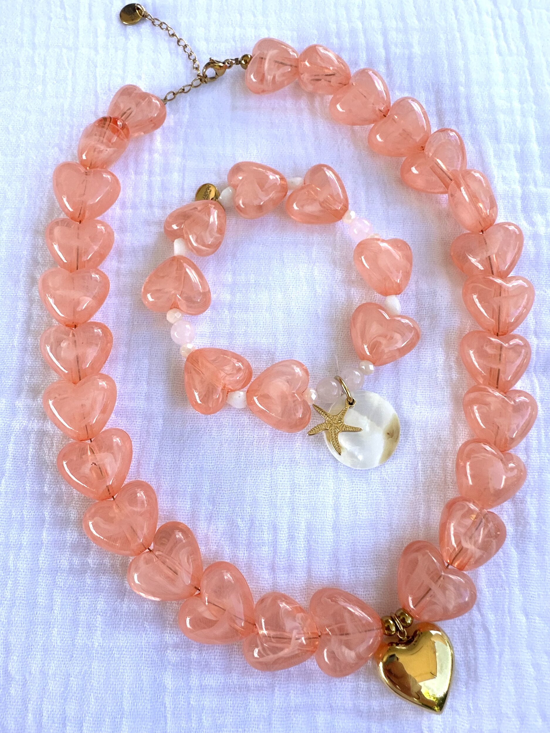 Collier avec des gros coeurs rose et doré