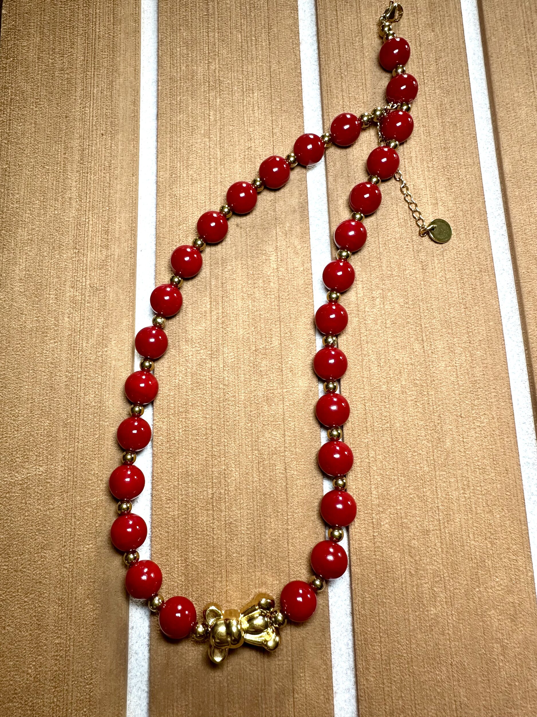 Collier-stone-en-perles-bordeaux-nounours-dore