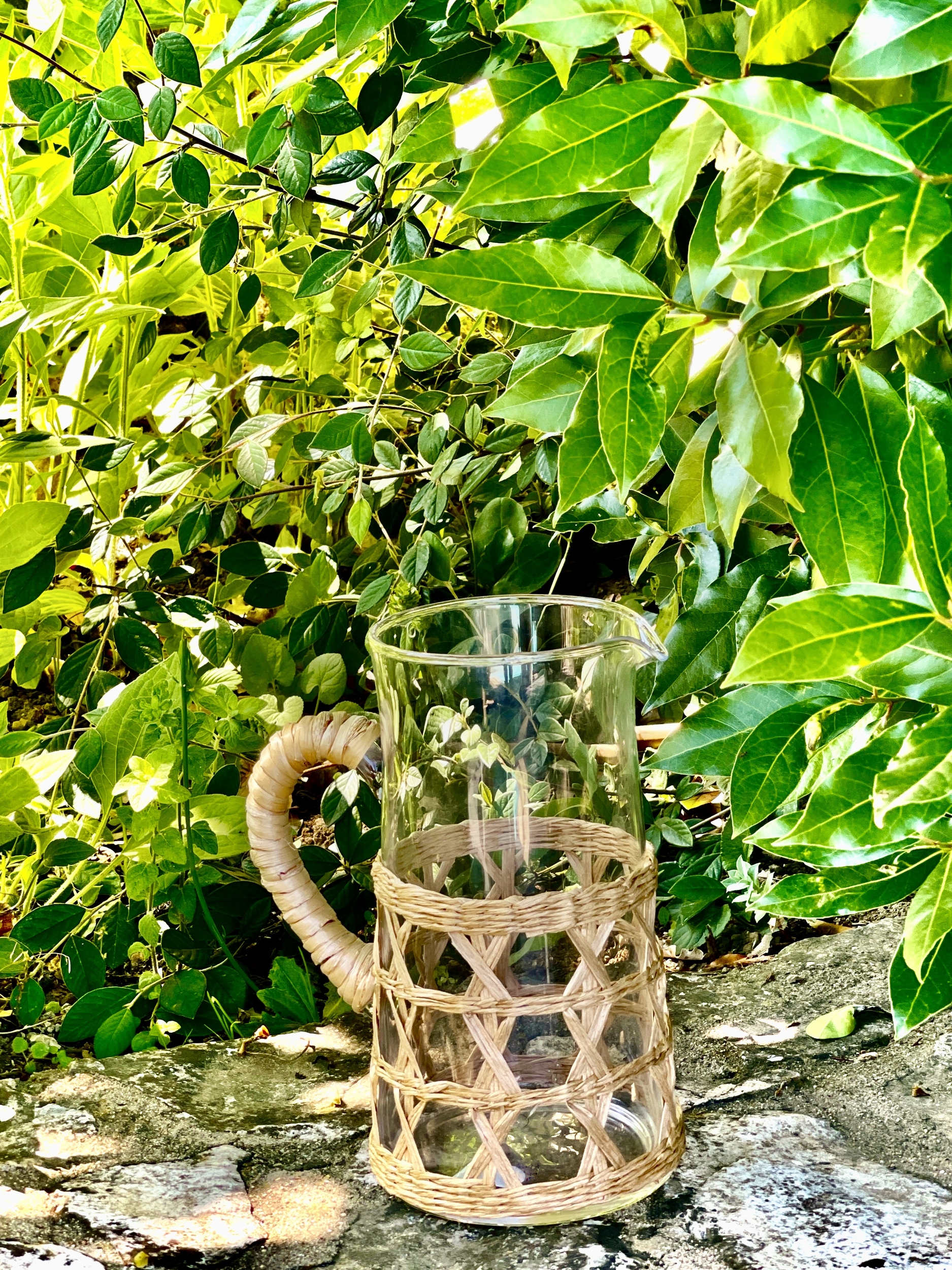 Carafe en rotin pas cher, idée cadeau à offrir pas cher, magasin de décoration avec une livraison rapide et pas cher